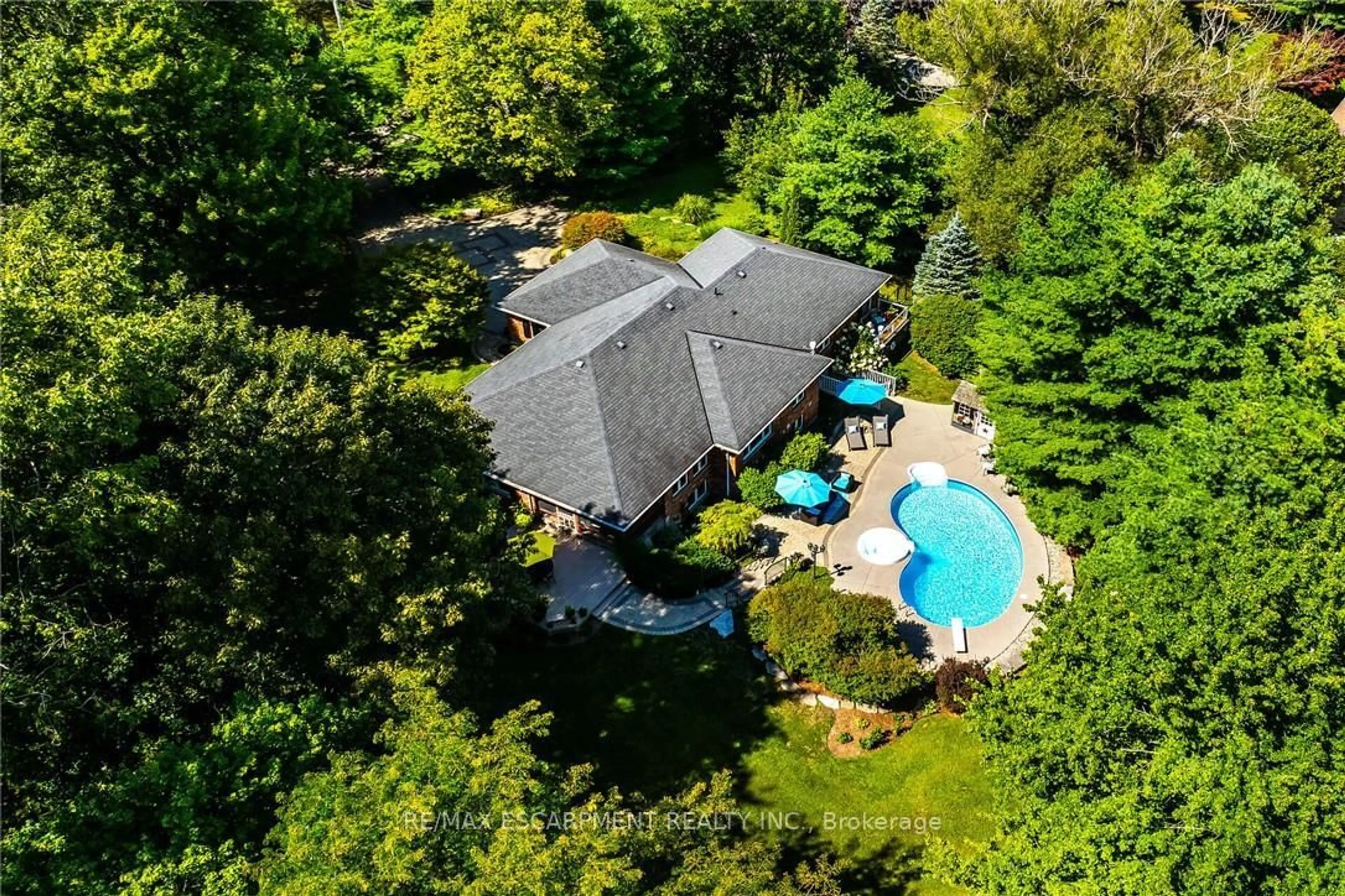 A pic from outside/outdoor area/front of a property/back of a property/a pic from drone, water/lake/river/ocean view for 3 Forest Glen Crt, Norfolk Ontario N3Y 4K2