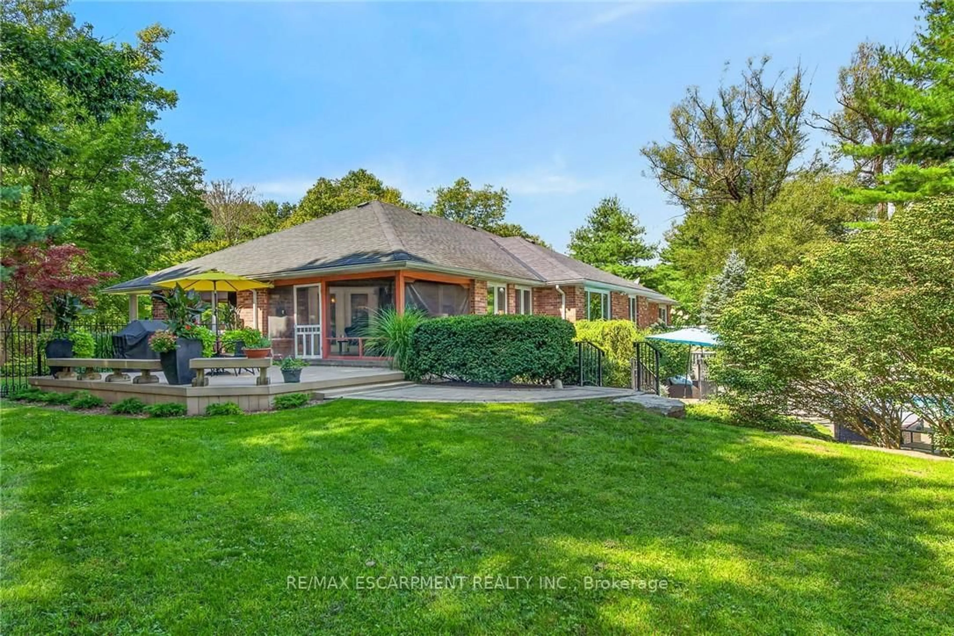 A pic from outside/outdoor area/front of a property/back of a property/a pic from drone, unknown for 3 Forest Glen Crt, Norfolk Ontario N3Y 4K2