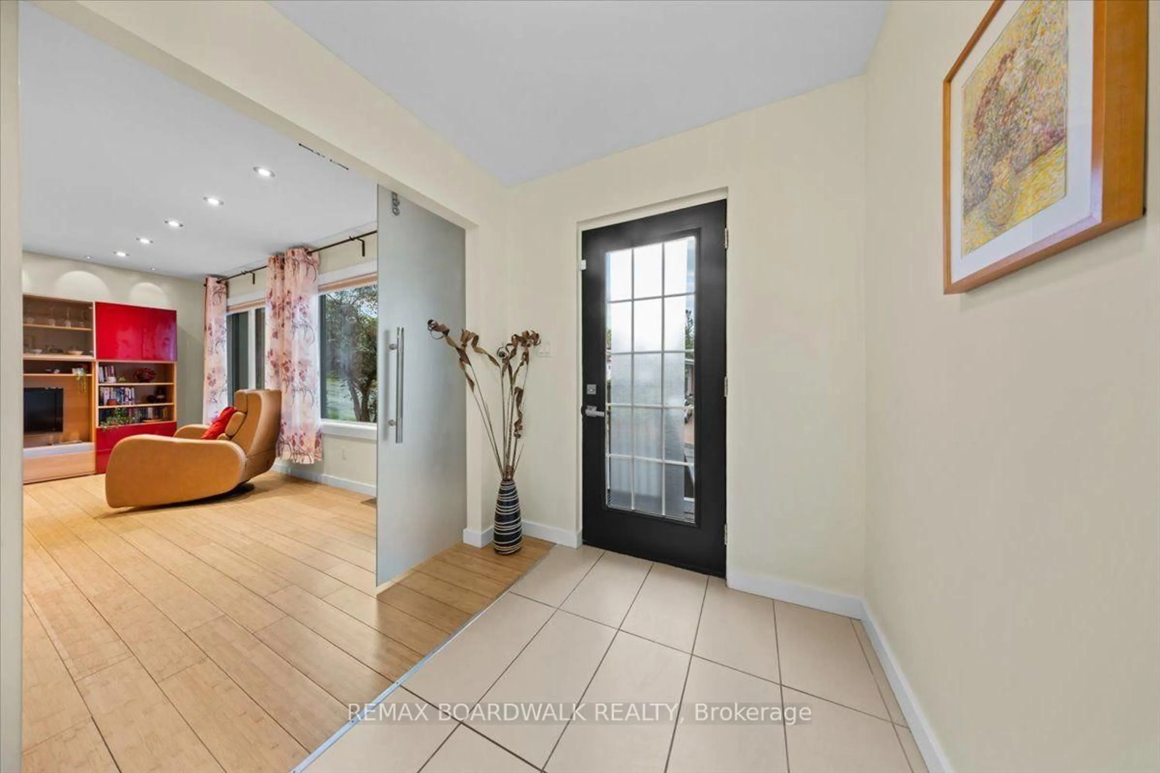 Indoor entryway for 154 Duford St, Ottawa Ontario K1L 6Z7