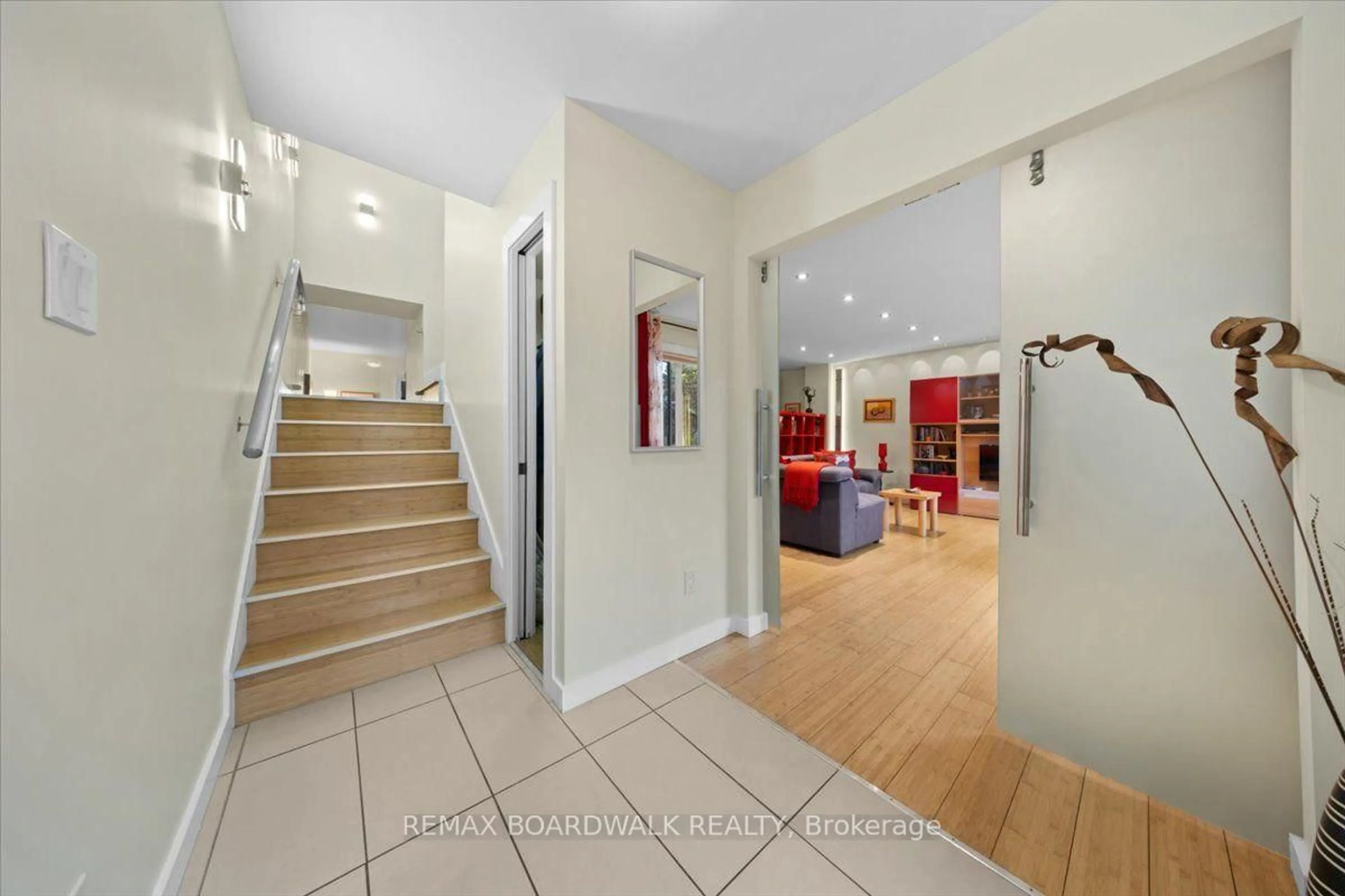 Indoor foyer for 154 Duford St, Ottawa Ontario K1L 6Z7