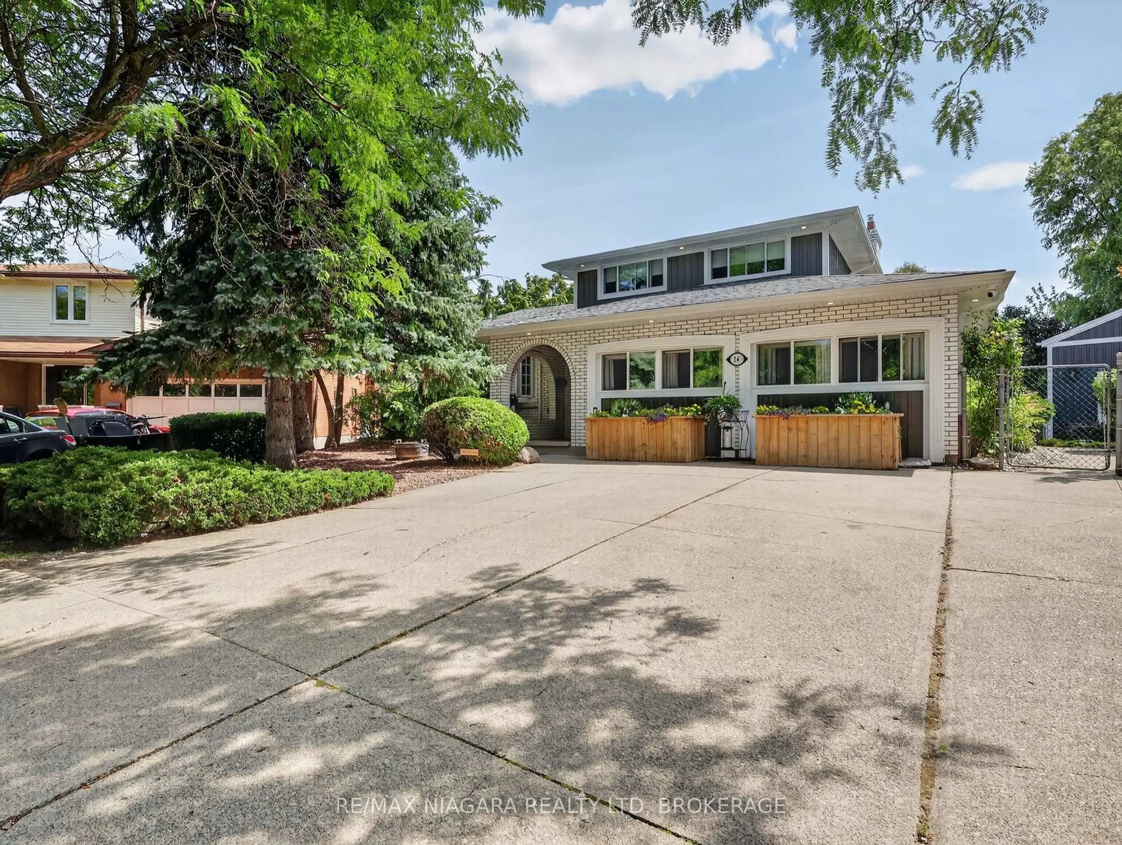 Home with brick exterior material, street for 14 Fairlawn Crt, St. Catharines Ontario L2M 7K4