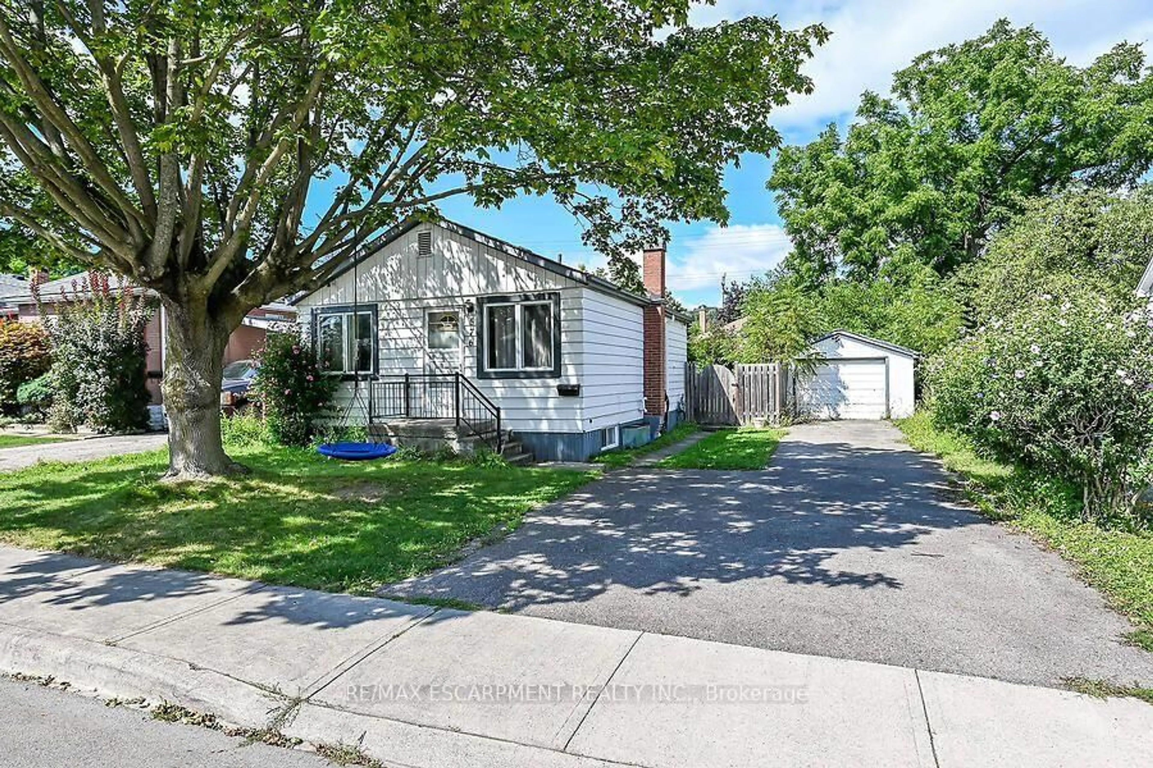 A pic from outside/outdoor area/front of a property/back of a property/a pic from drone, street for 576 Rosseau Rd, Hamilton Ontario L8K 4T8