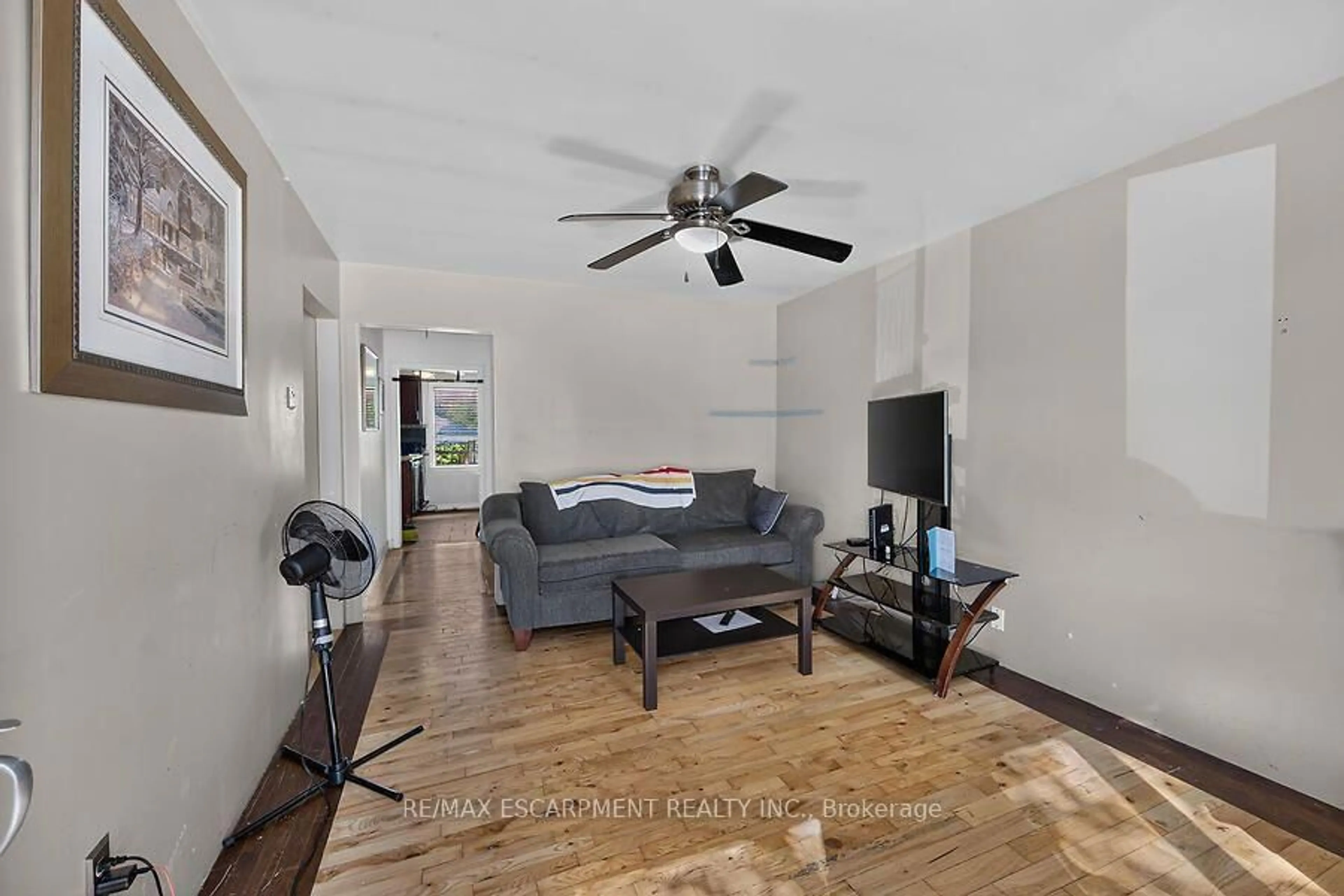A pic of a room for 576 Rosseau Rd, Hamilton Ontario L8K 4T8