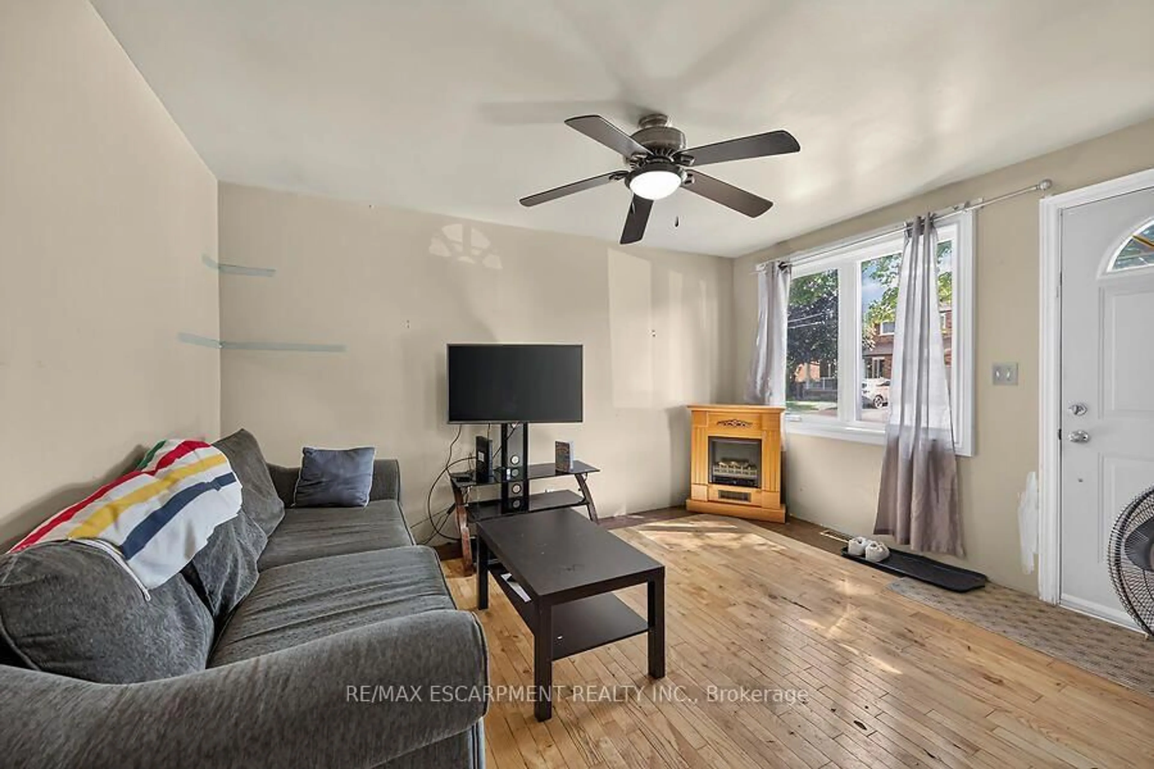 Living room with furniture, unknown for 576 Rosseau Rd, Hamilton Ontario L8K 4T8