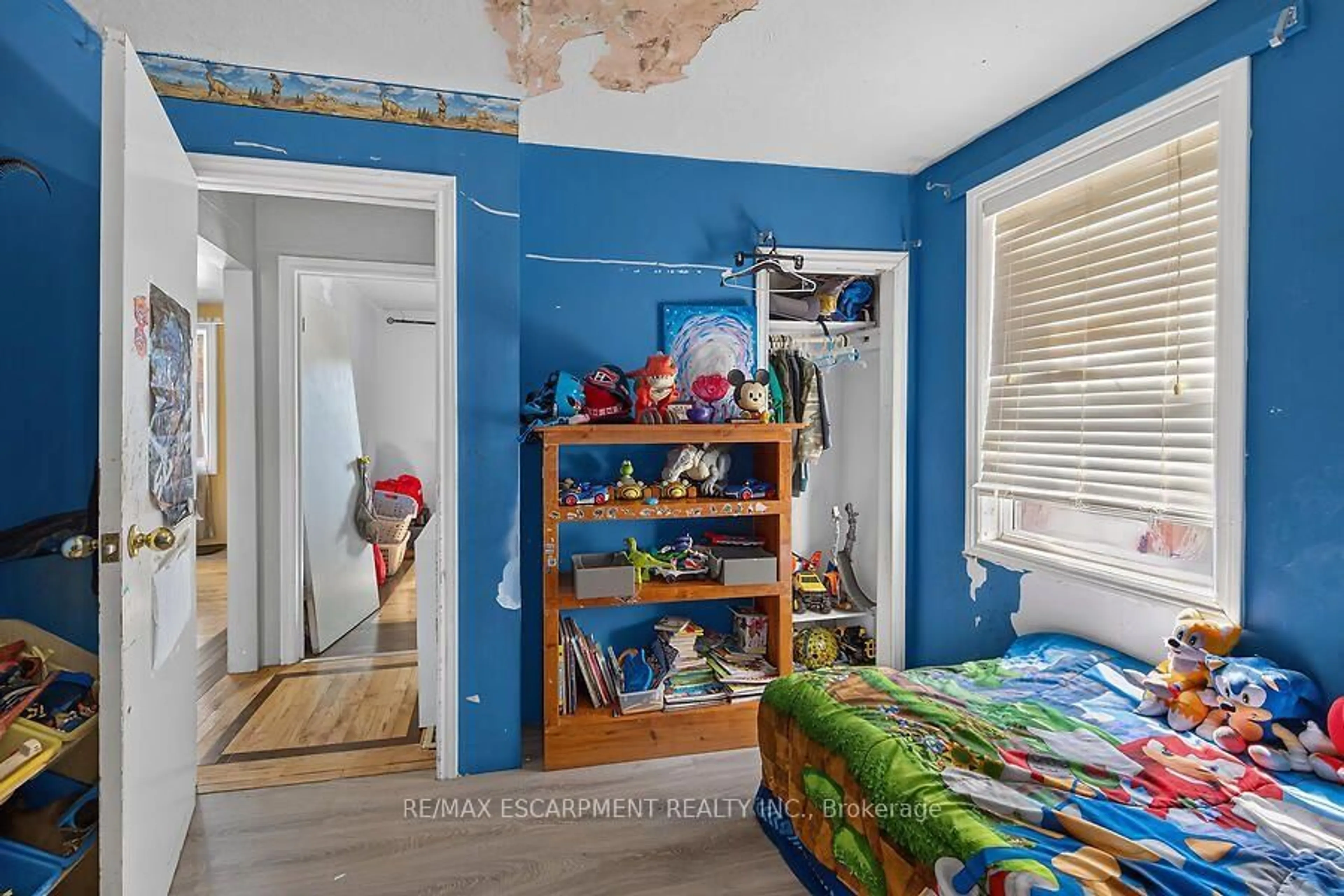 A pic of a room for 576 Rosseau Rd, Hamilton Ontario L8K 4T8