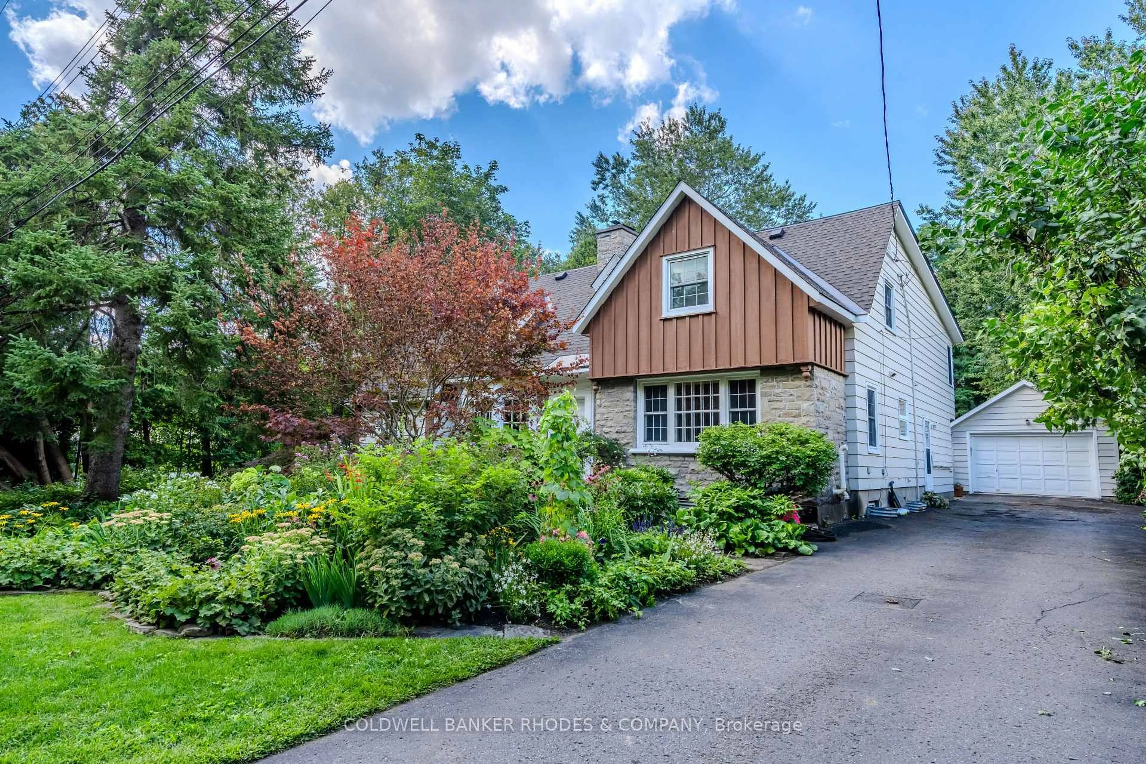 A pic from outside/outdoor area/front of a property/back of a property/a pic from drone, street for 495 Lansdowne Rd, Ottawa Ontario K1M 0Y1