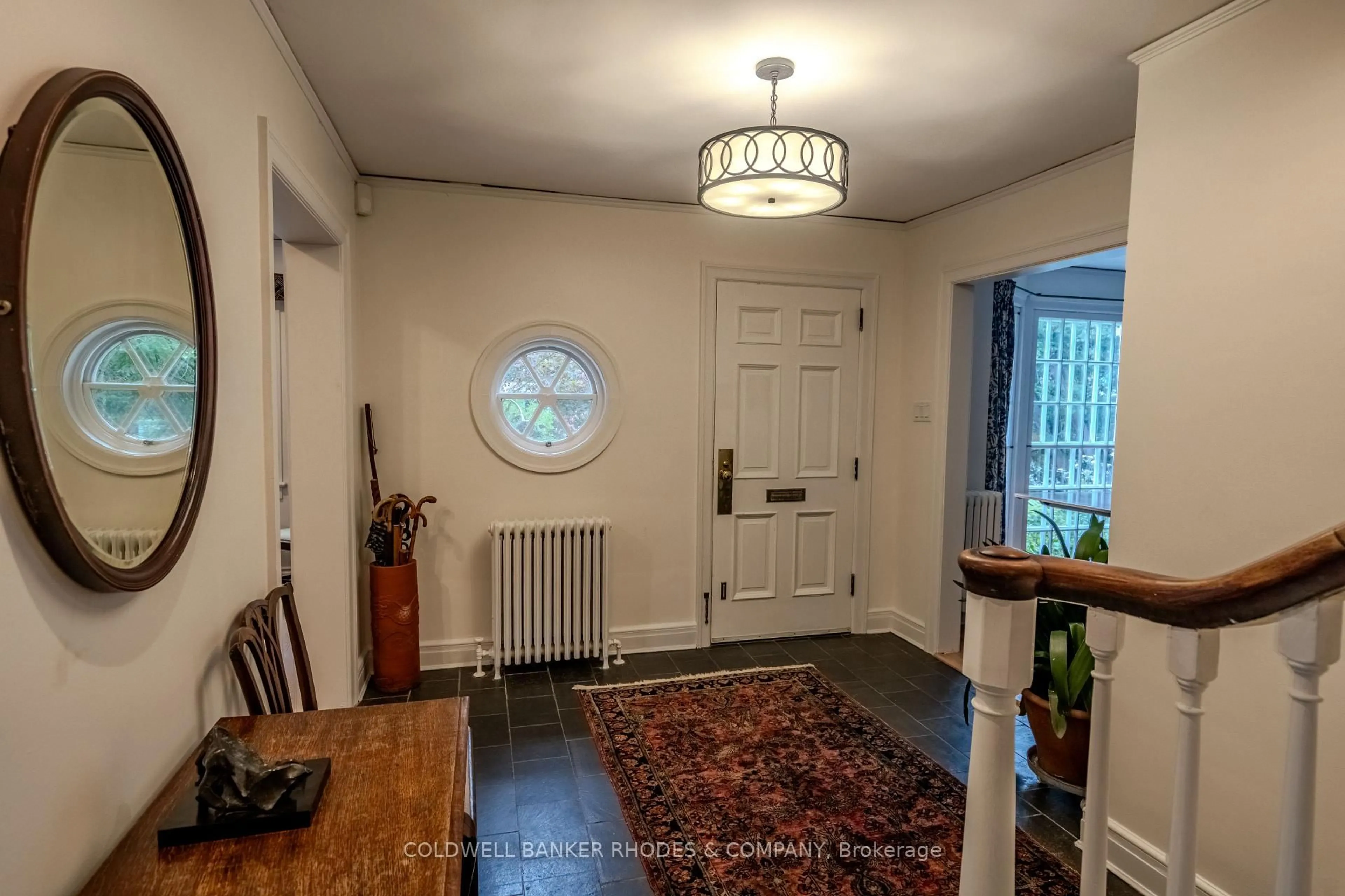 Indoor entryway for 495 Lansdowne Rd, Ottawa Ontario K1M 0Y1