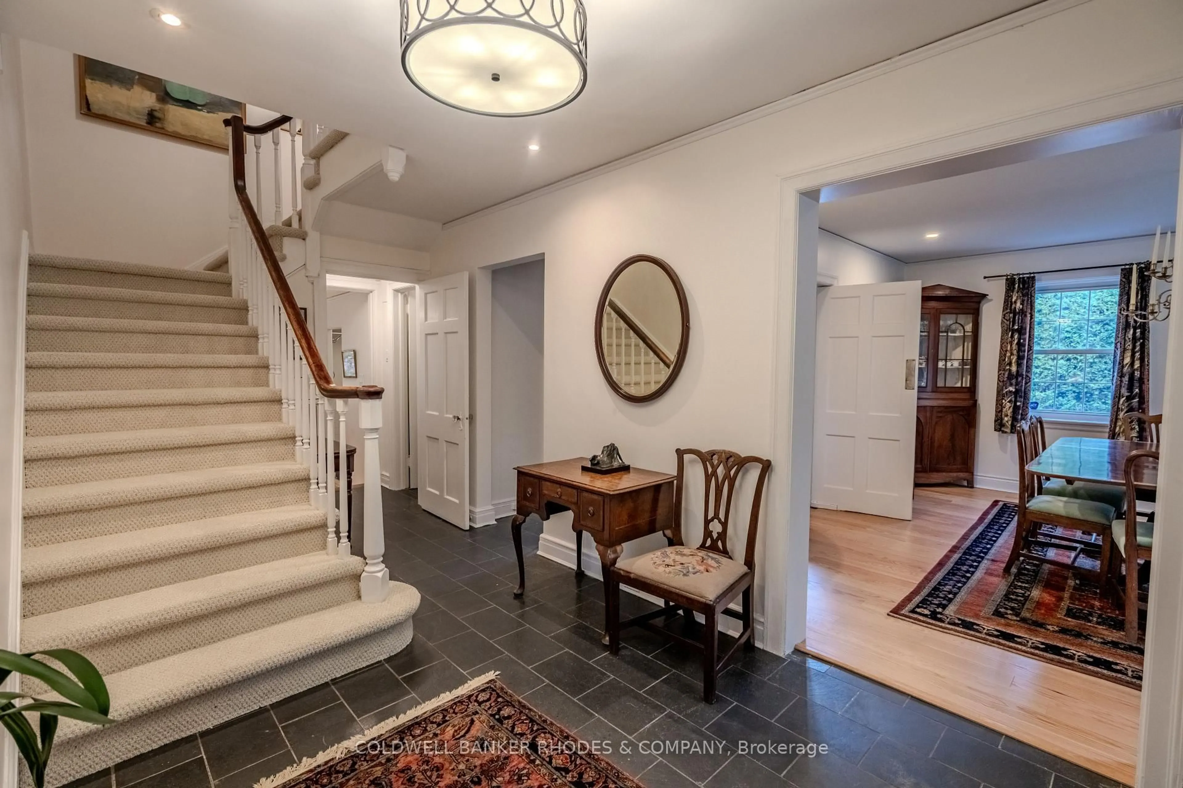 Indoor foyer for 495 Lansdowne Rd, Ottawa Ontario K1M 0Y1