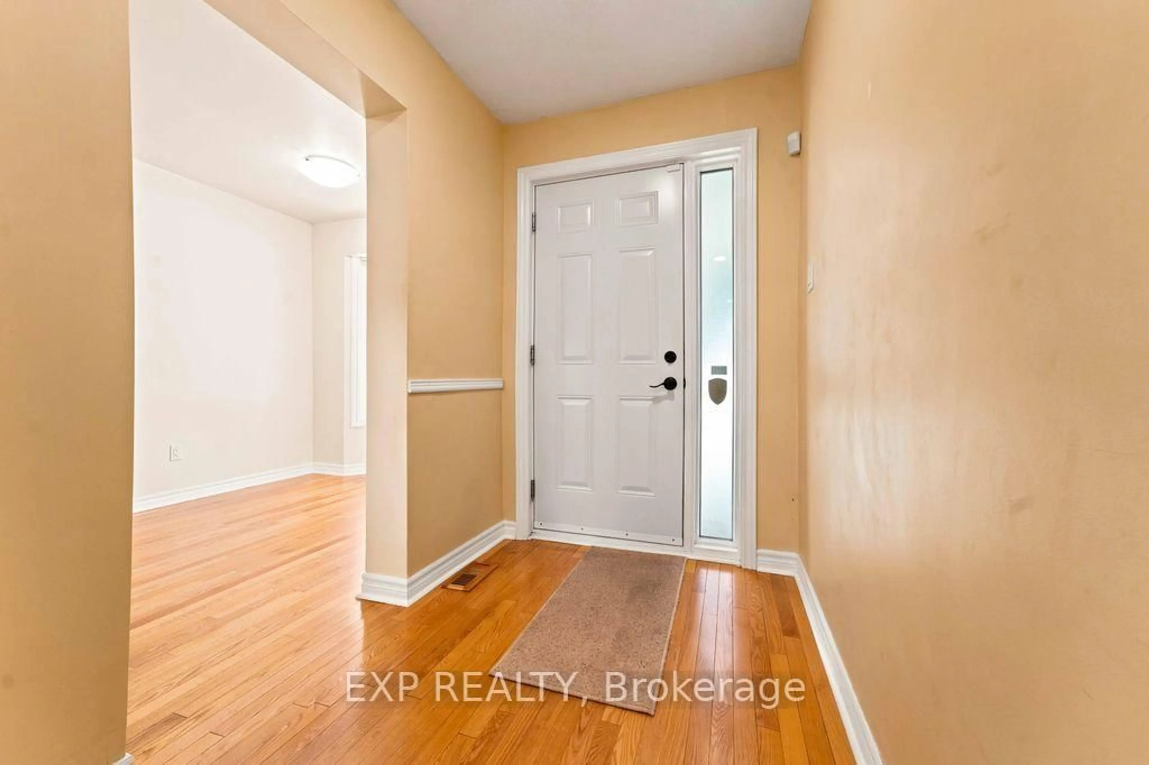 Indoor entryway for 28 Glenmoriston Ave, Ottawa Ontario K2L 2S2