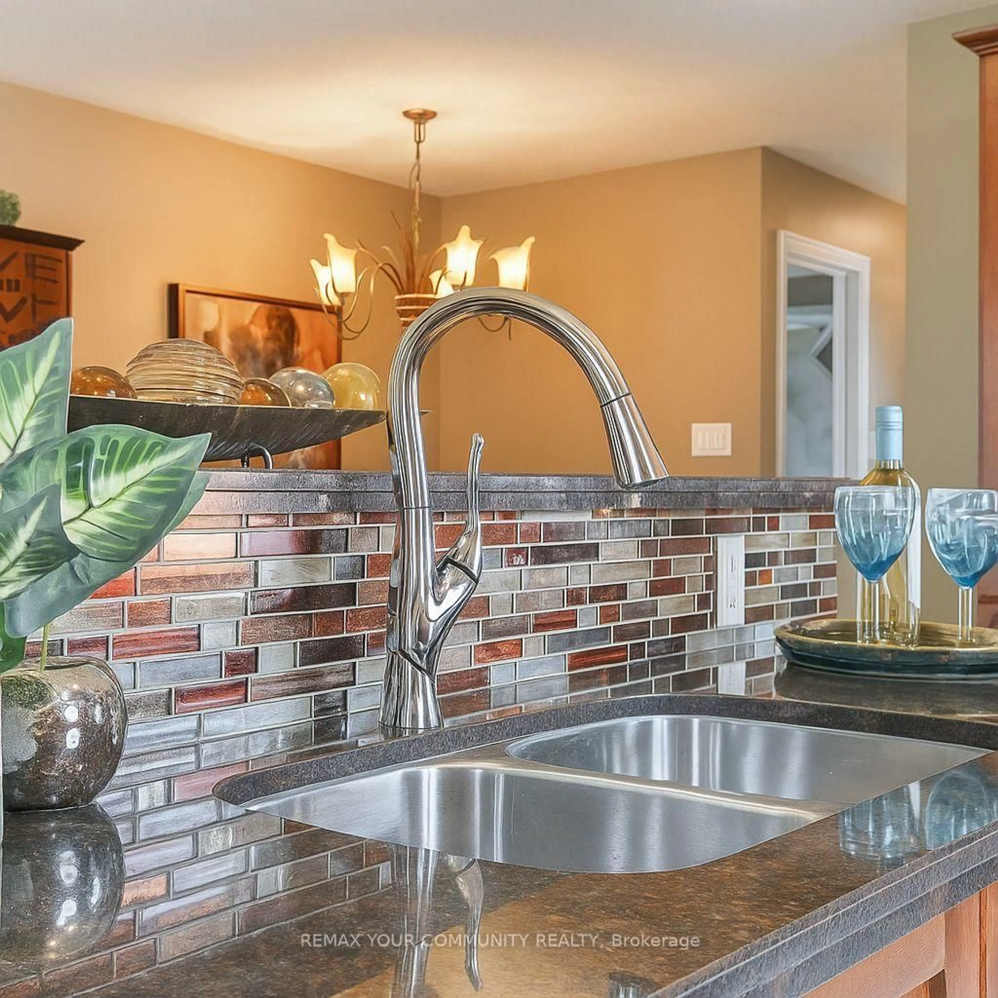 Contemporary kitchen, ceramic/tile floor for 69 Branlyn Cres, Brantford Ontario N3P 2A1