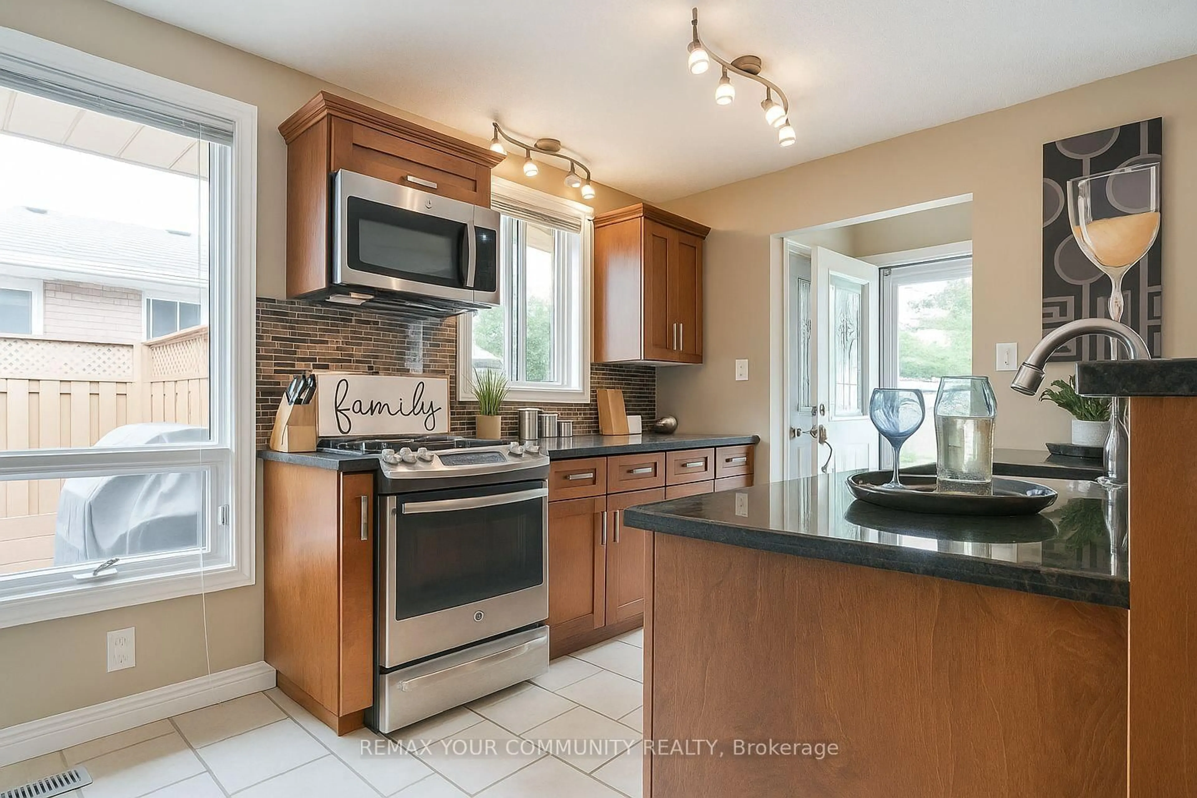 Open concept kitchen, ceramic/tile floor for 69 Branlyn Cres, Brantford Ontario N3P 2A1