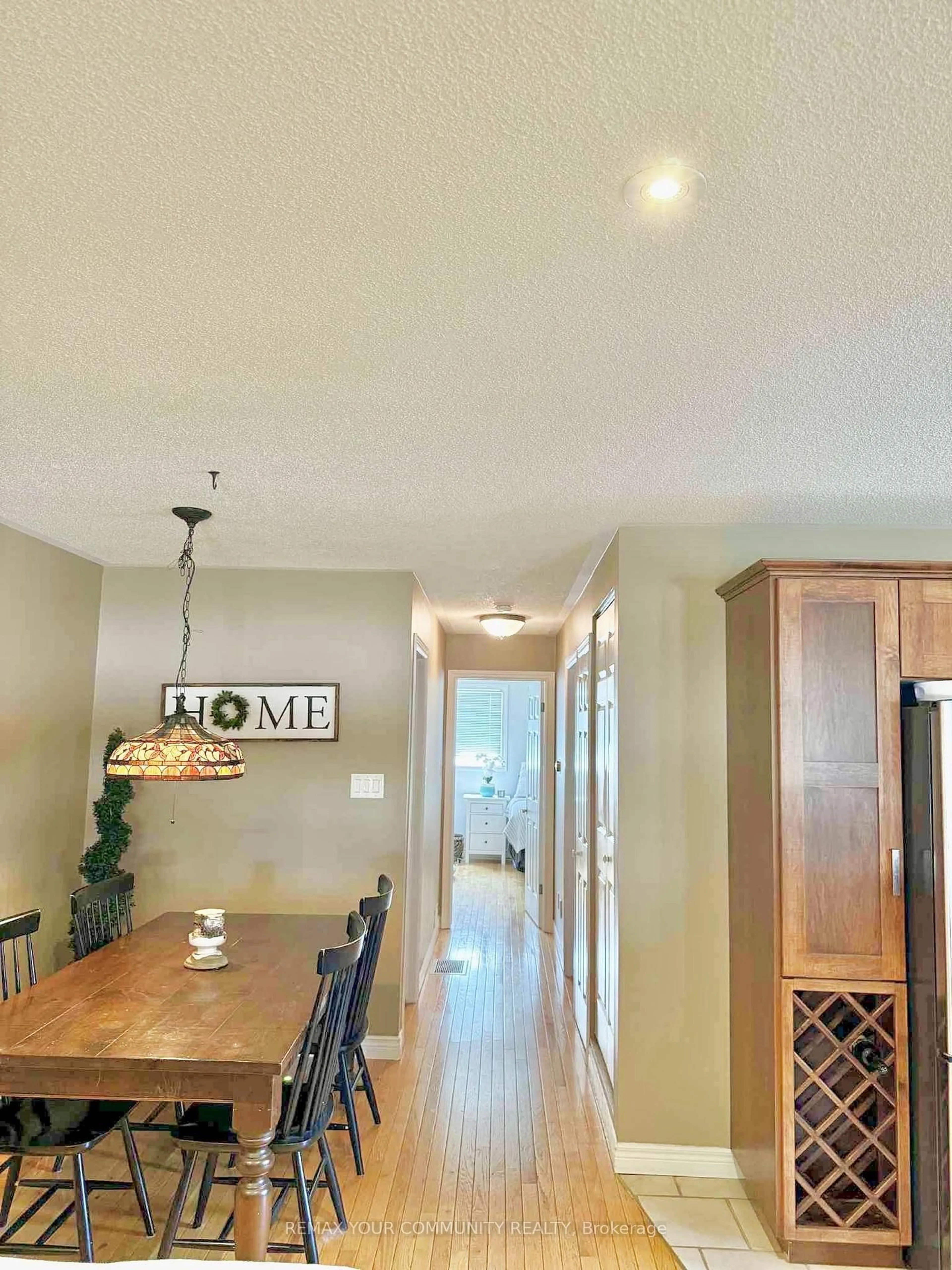 Dining room, wood/laminate floor for 69 Branlyn Cres, Brantford Ontario N3P 2A1