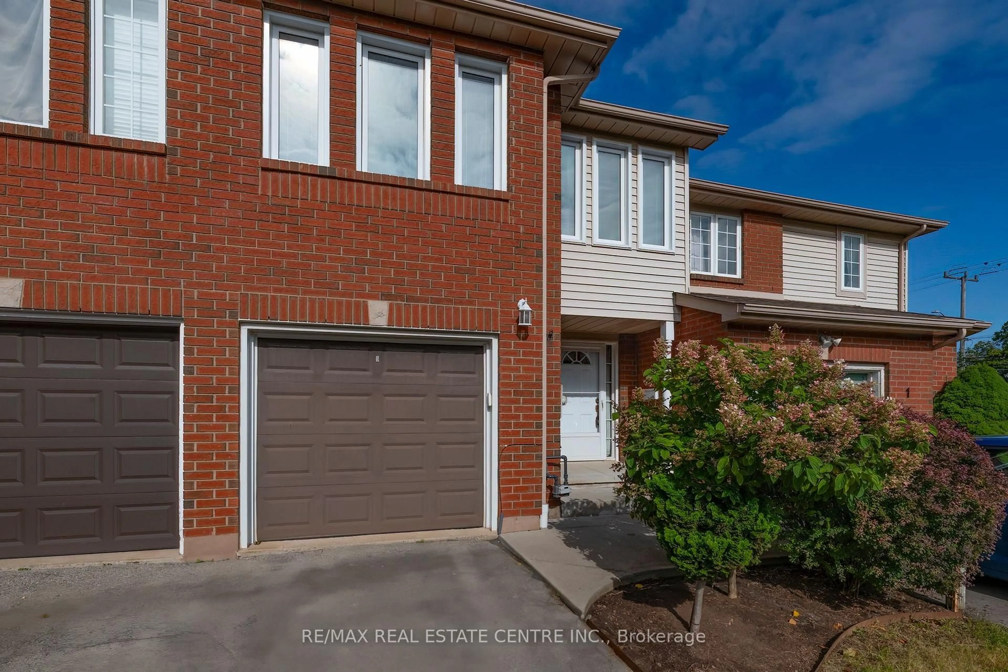 Home with brick exterior material, street for 2 Walker Crt, Grimsby Ontario L3M 5J5