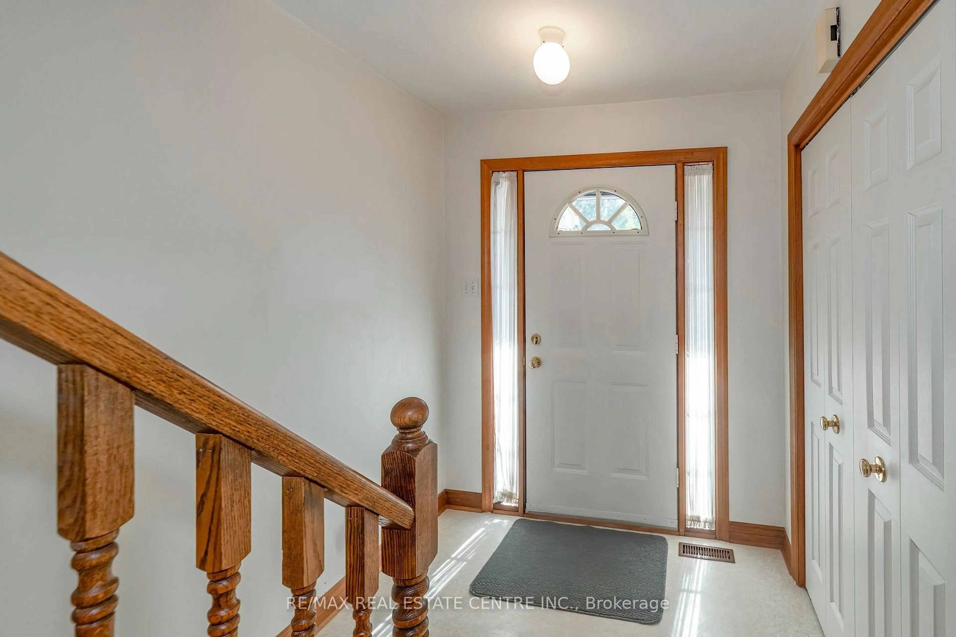 Indoor entryway for 2 Walker Crt, Grimsby Ontario L3M 5J5