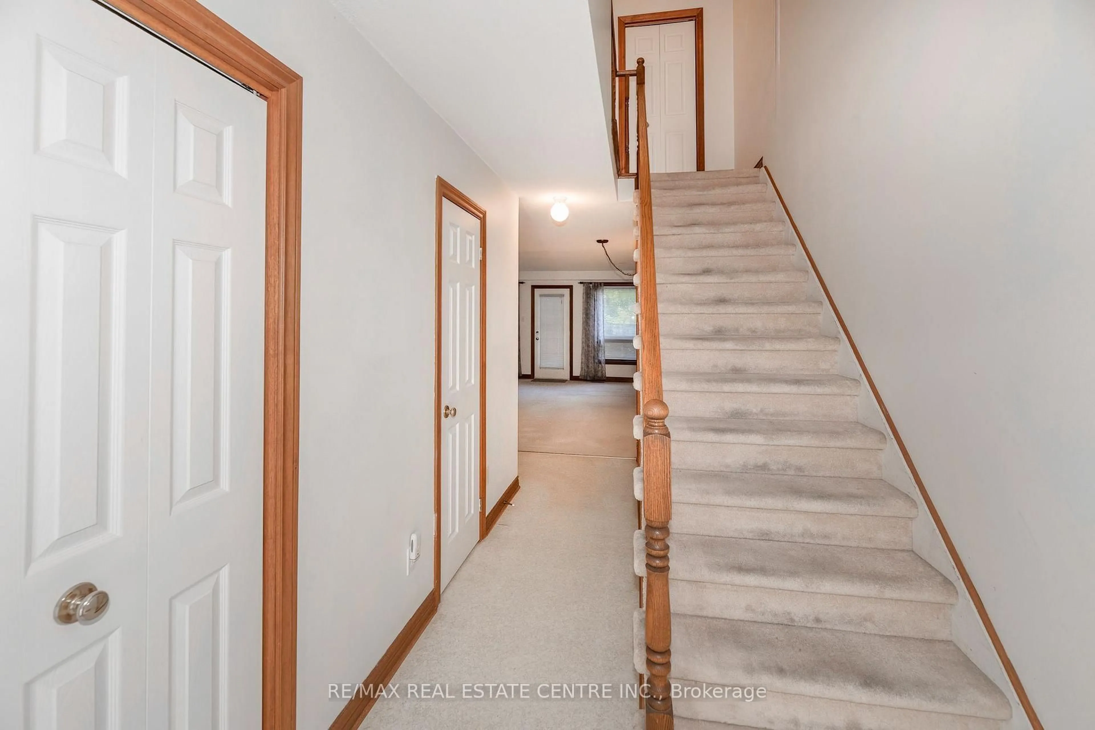 Unknown for 2 Walker Crt, Grimsby Ontario L3M 5J5