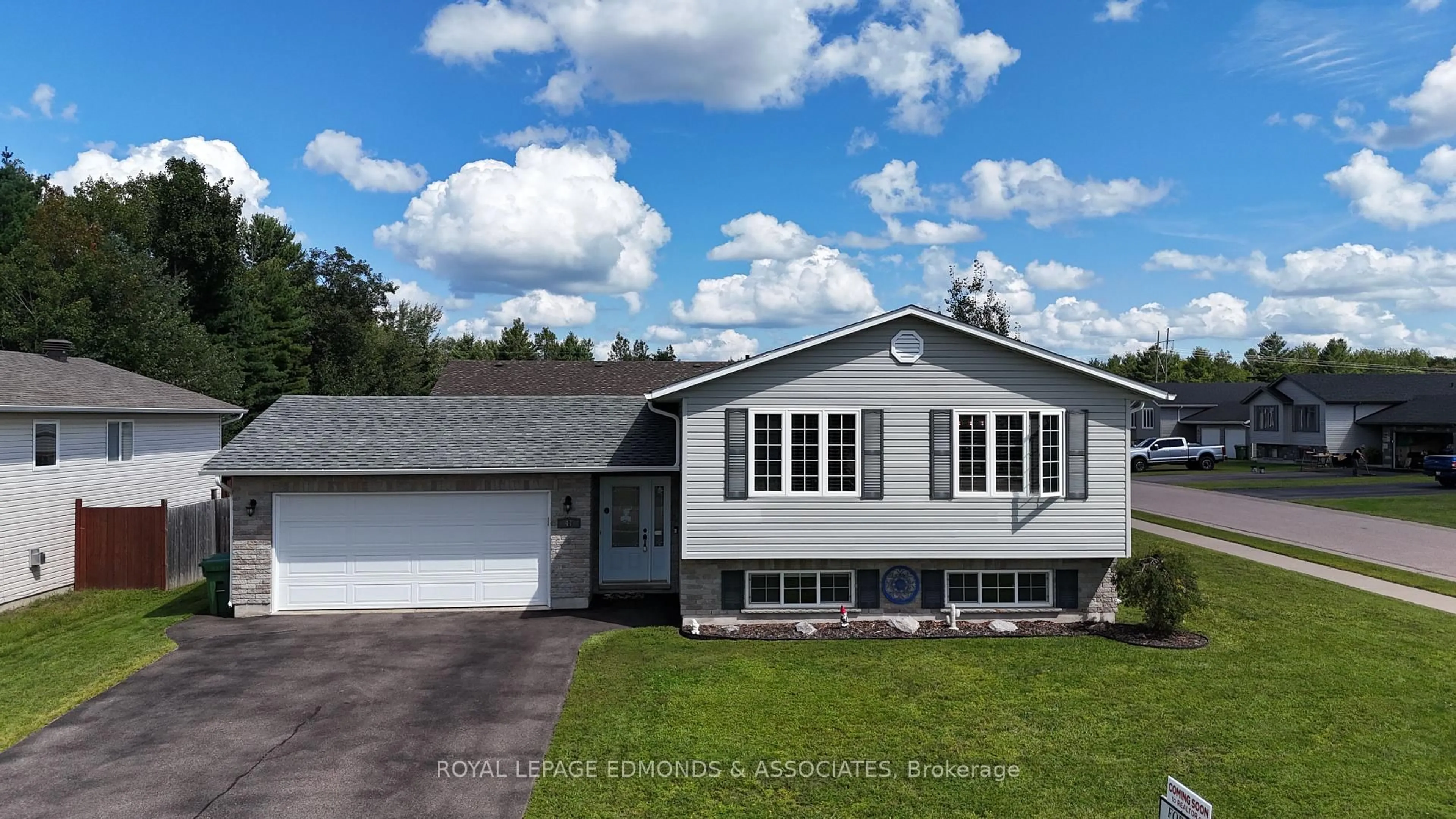 Home with vinyl exterior material, unknown for 47 Winfield St, Petawawa Ontario K8H 0A2