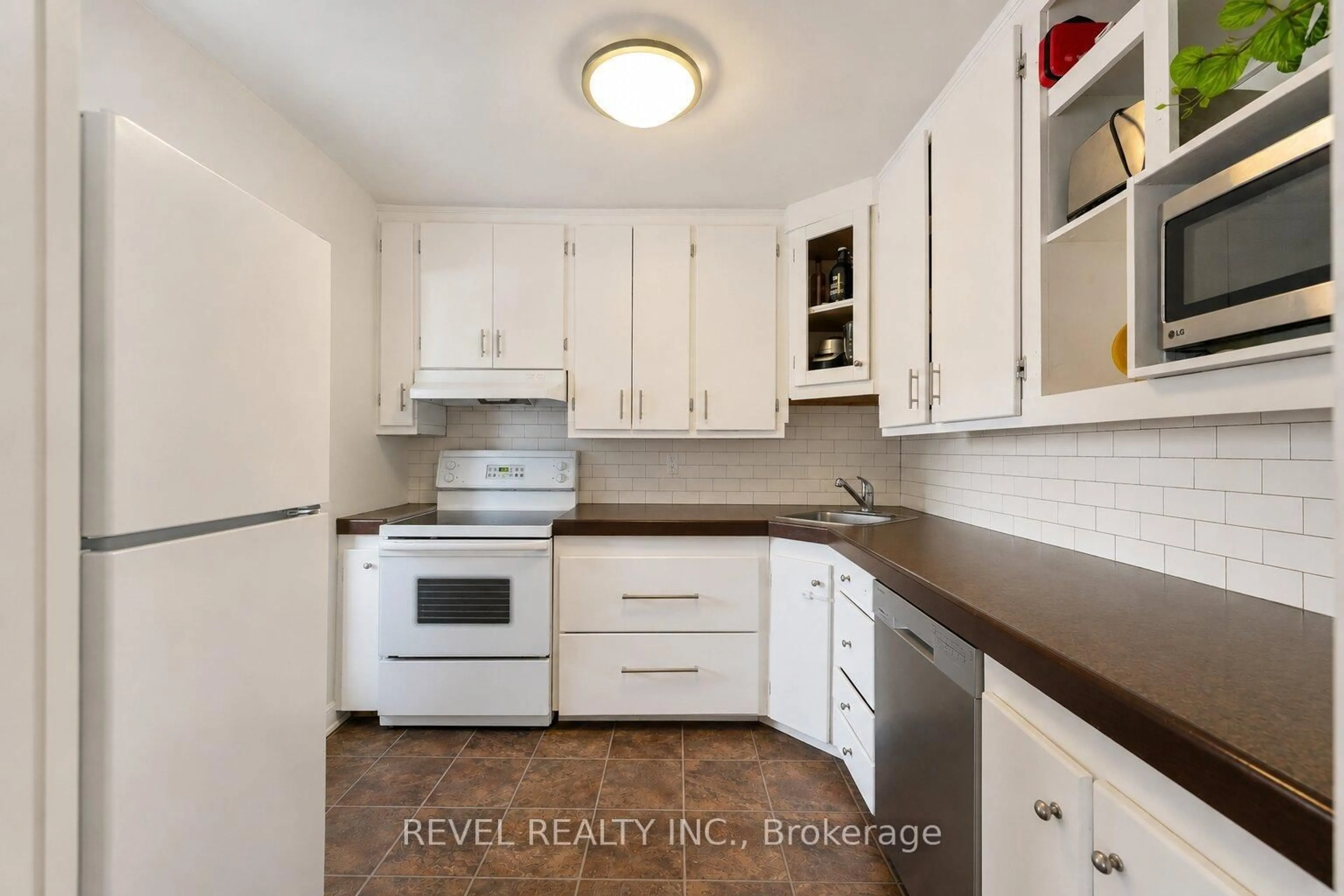 Standard kitchen, unknown for 899 Stone Church Rd #1, Hamilton Ontario L8W 1B2