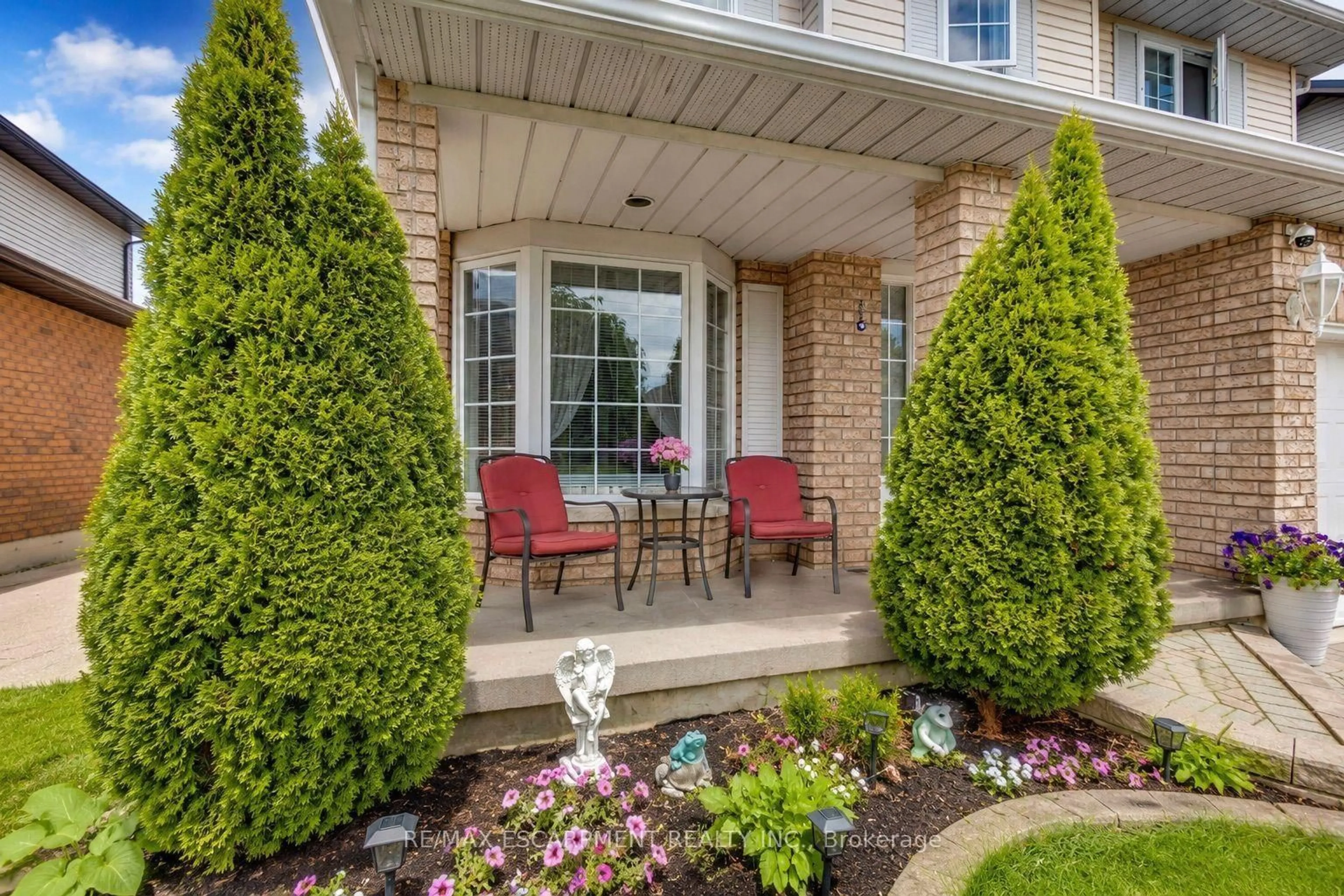 Patio, street for 172 Alderlea Ave, Hamilton Ontario L0R 1W0