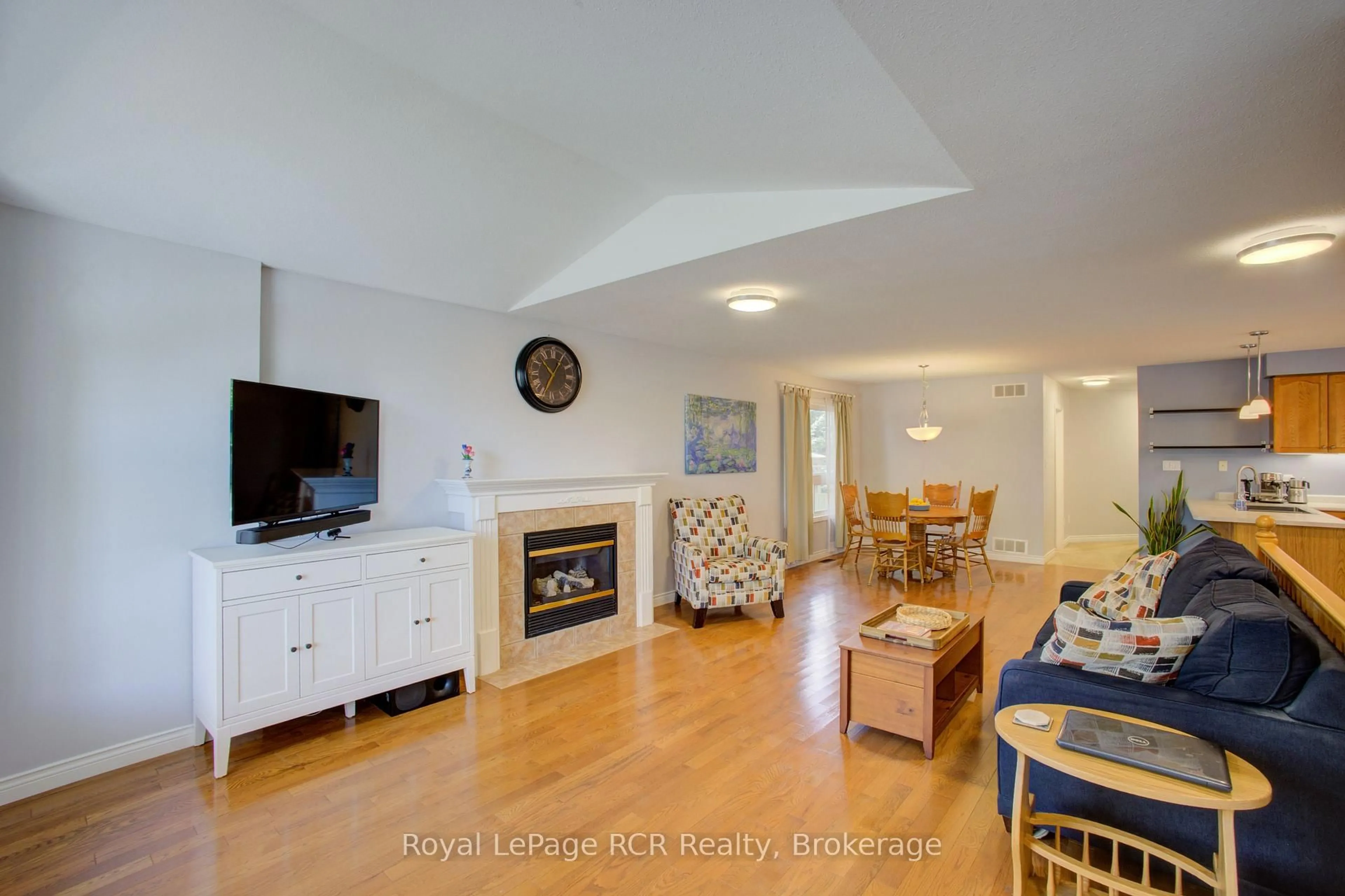 Living room with furniture, unknown for 952 Gzowski St, Centre Wellington Ontario N1M 3V9