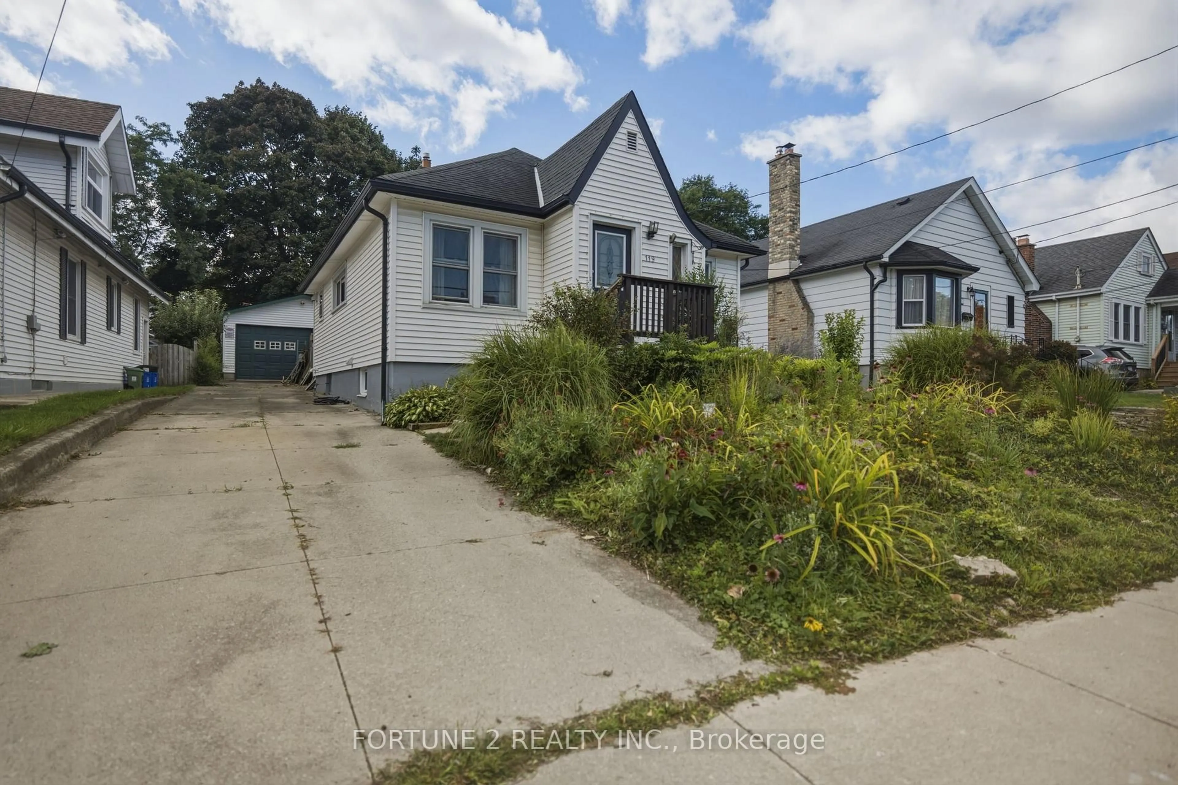 A pic from outside/outdoor area/front of a property/back of a property/a pic from drone, street for 119 ALEXANDRA St, London South Ontario N6C 2B3