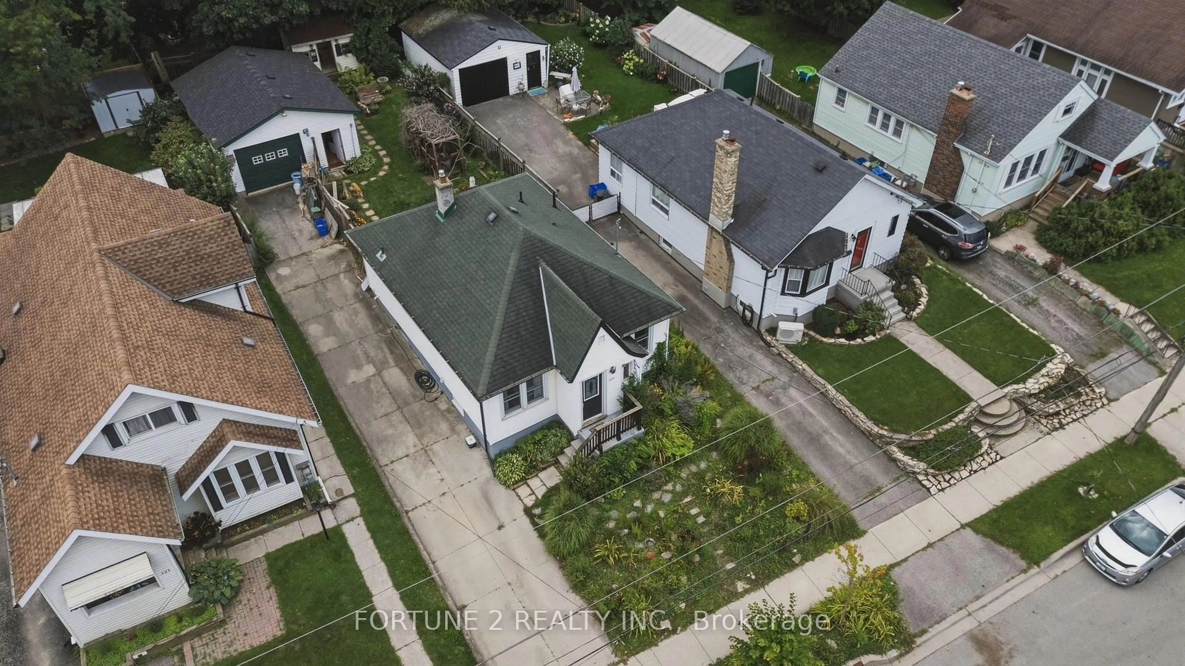 A pic from outside/outdoor area/front of a property/back of a property/a pic from drone, street for 119 ALEXANDRA St, London South Ontario N6C 2B3