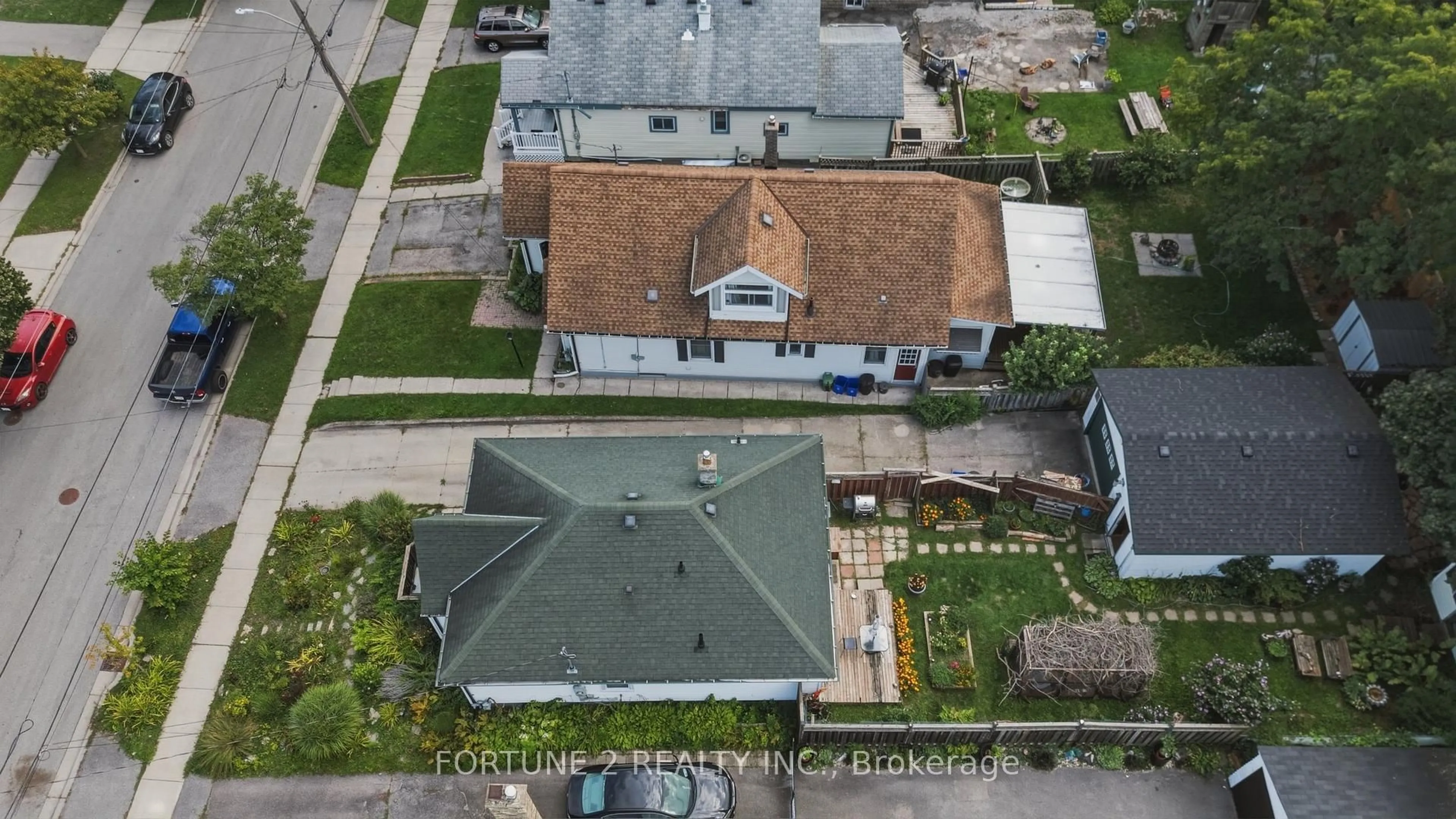 A pic from outside/outdoor area/front of a property/back of a property/a pic from drone, street for 119 ALEXANDRA St, London South Ontario N6C 2B3