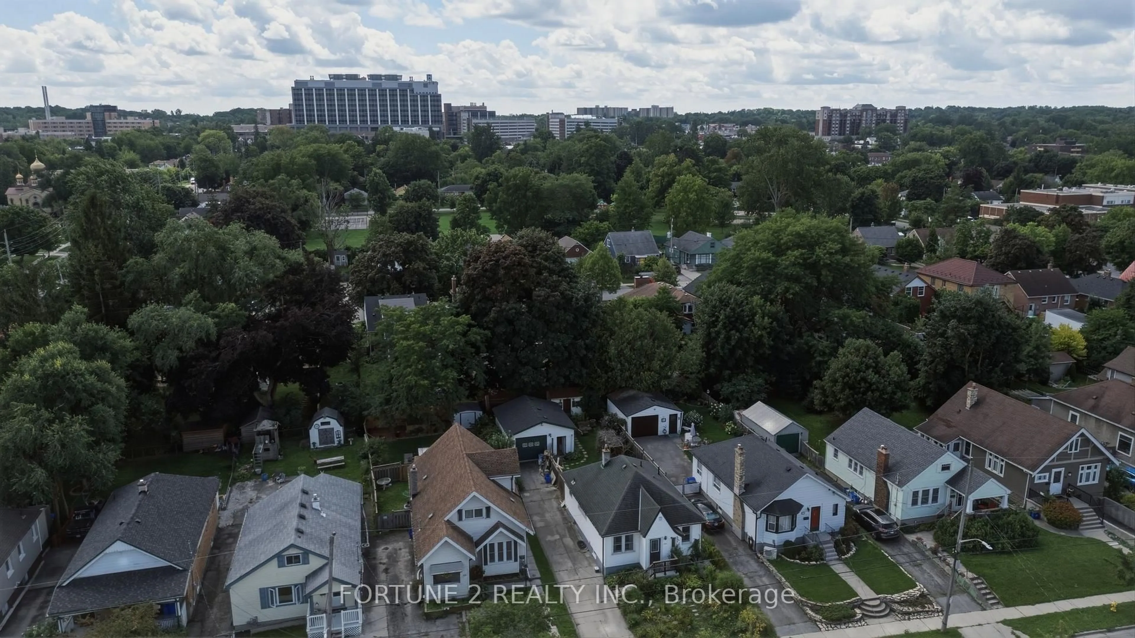 A pic from outside/outdoor area/front of a property/back of a property/a pic from drone, city buildings view from balcony for 119 ALEXANDRA St, London South Ontario N6C 2B3
