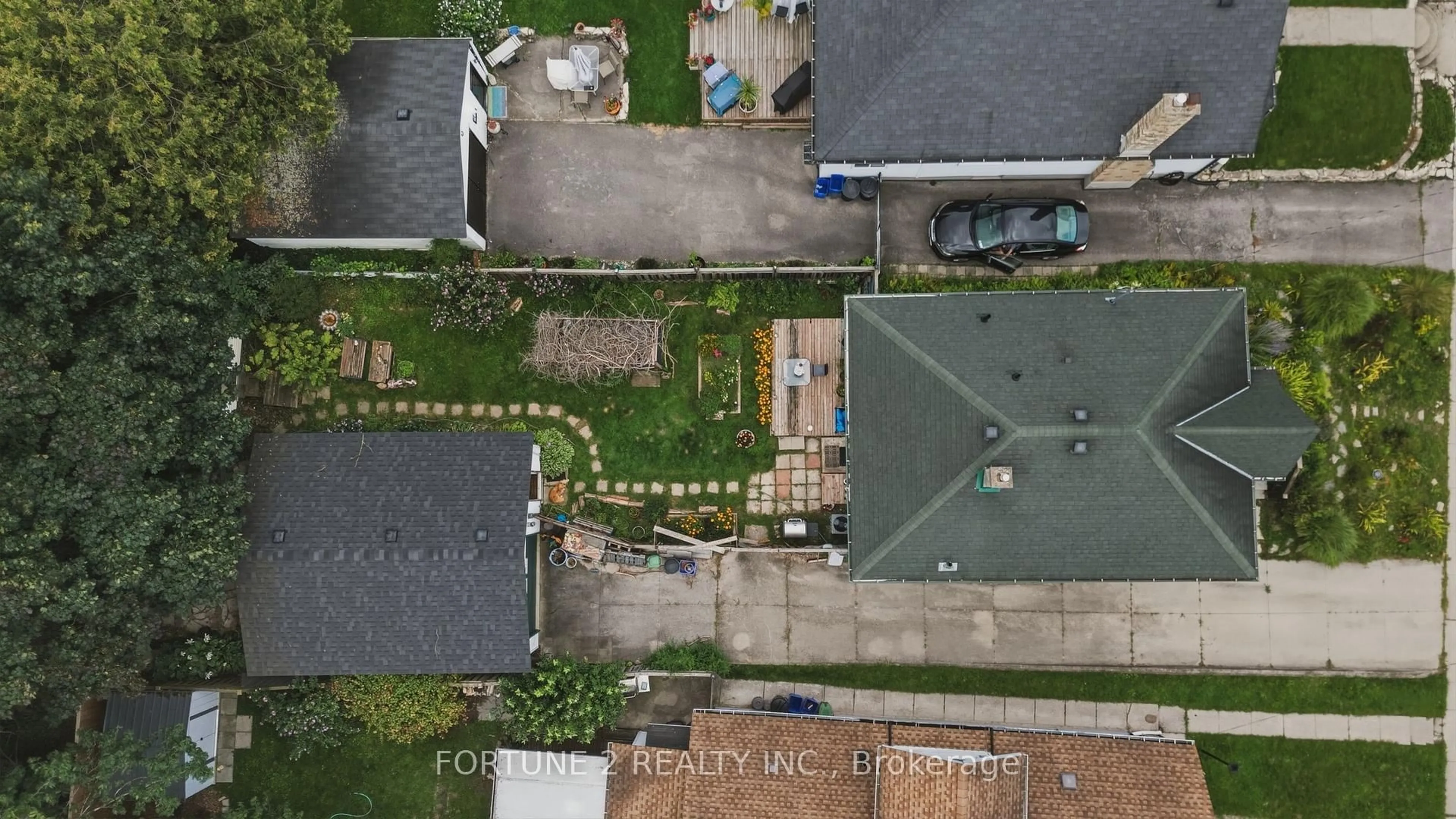 A pic from outside/outdoor area/front of a property/back of a property/a pic from drone, street for 119 ALEXANDRA St, London South Ontario N6C 2B3