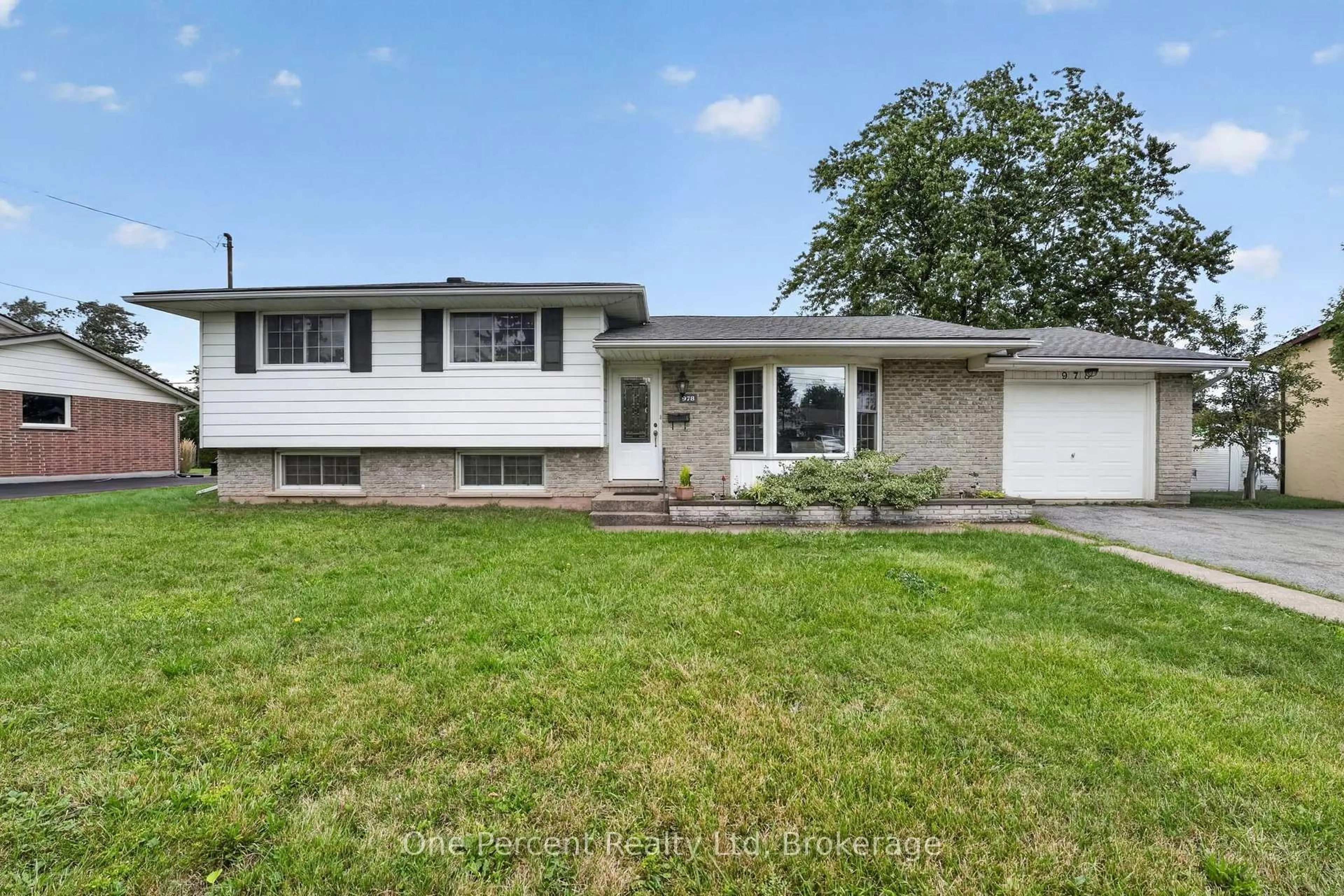 Home with vinyl exterior material, street for 978 Ferndale Ave, Fort Erie Ontario L2A 5S8