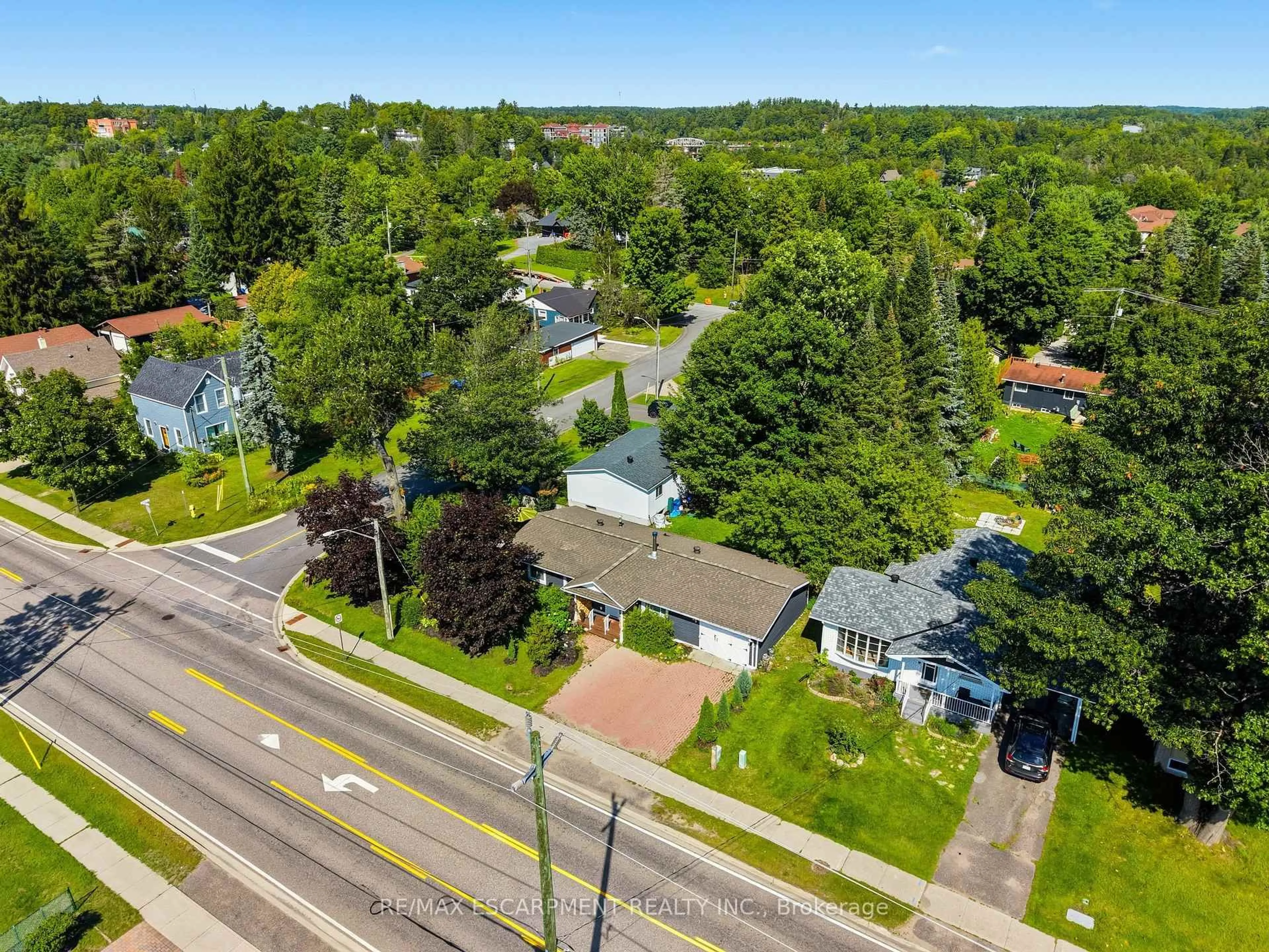 A pic from outside/outdoor area/front of a property/back of a property/a pic from drone, street for 25 Wellington St, Bracebridge Ontario P1L 1E8