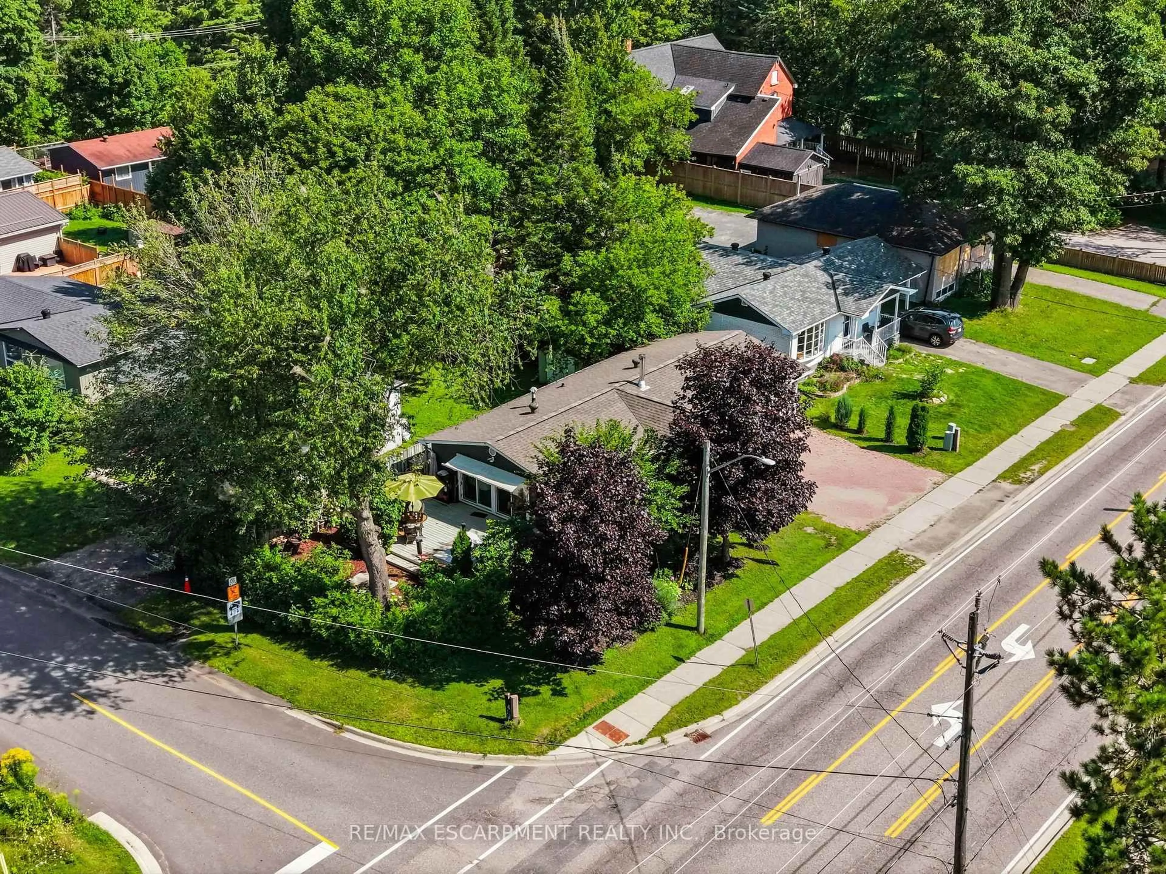 A pic from outside/outdoor area/front of a property/back of a property/a pic from drone, street for 25 Wellington St, Bracebridge Ontario P1L 1E8