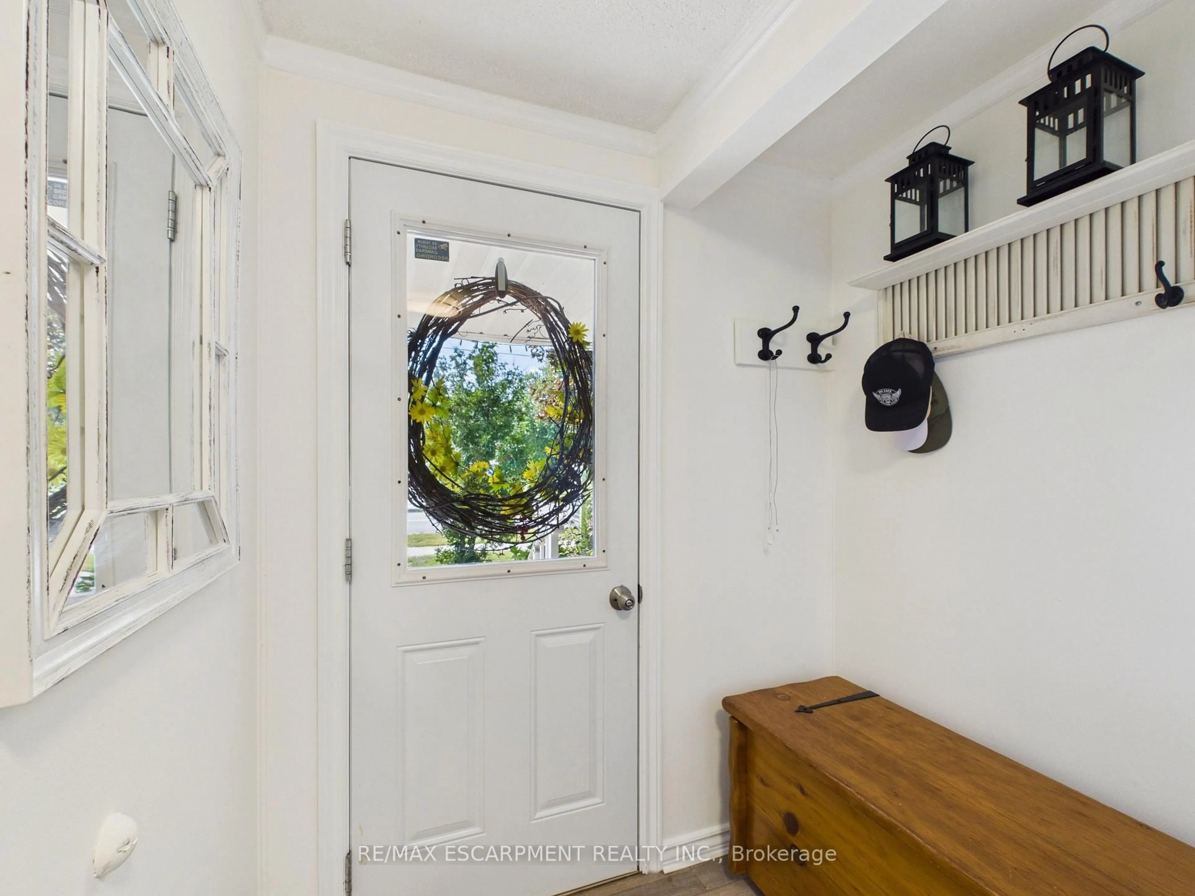 Indoor entryway for 25 Wellington St, Bracebridge Ontario P1L 1E8