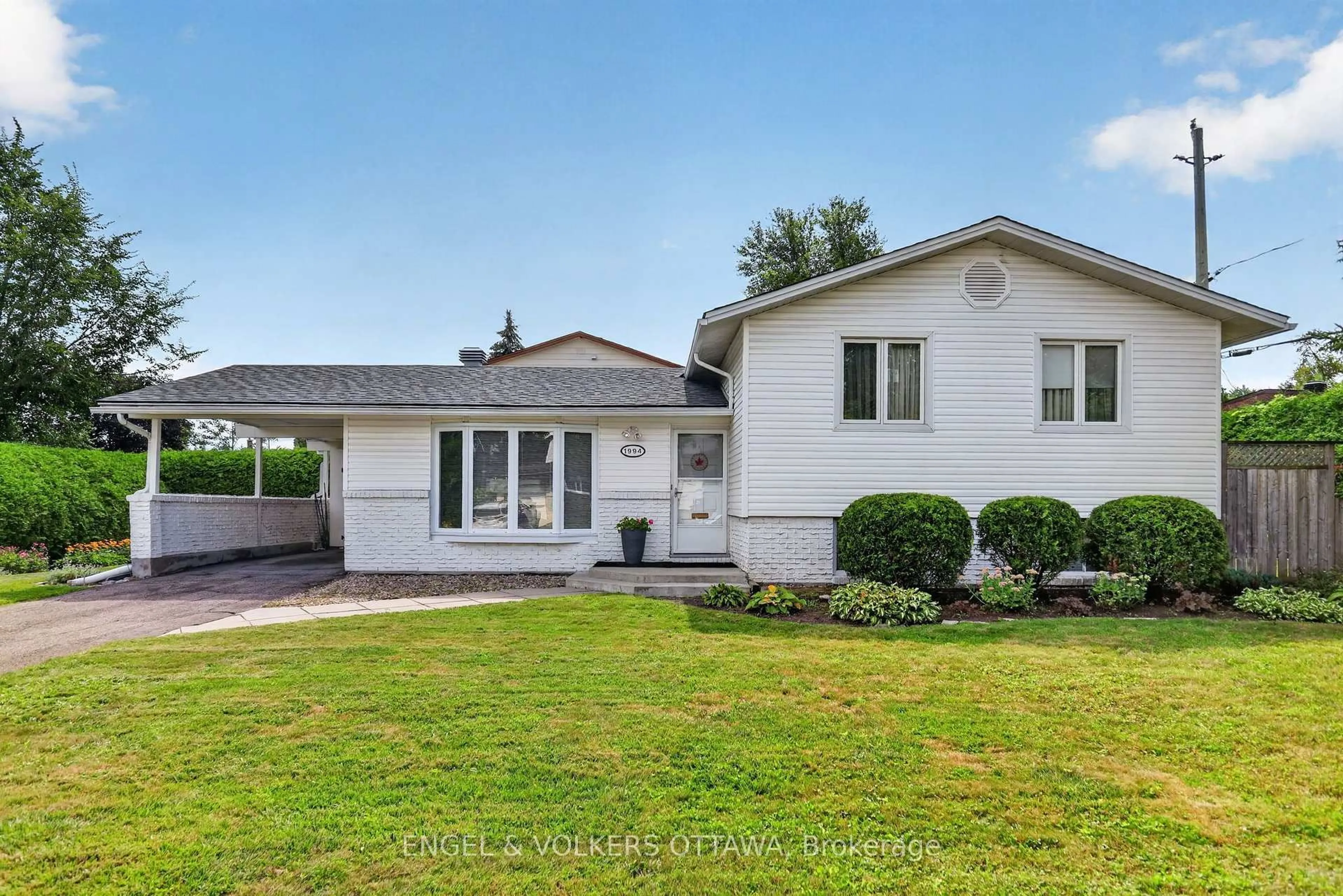 Home with vinyl exterior material, street for 1994 Connecticut Ave, Ottawa Ontario K1H 6Y4