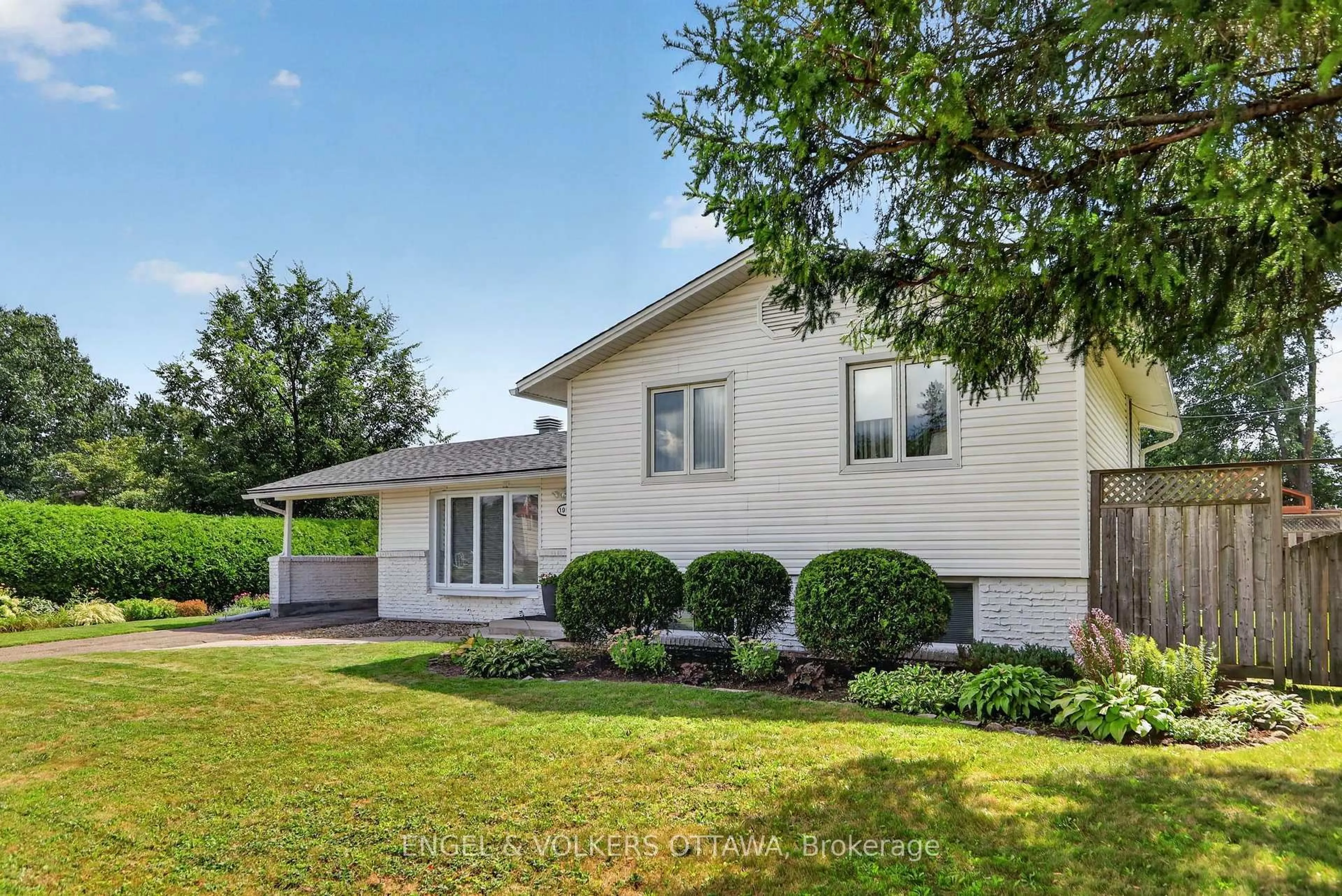 Home with vinyl exterior material, street for 1994 Connecticut Ave, Ottawa Ontario K1H 6Y4