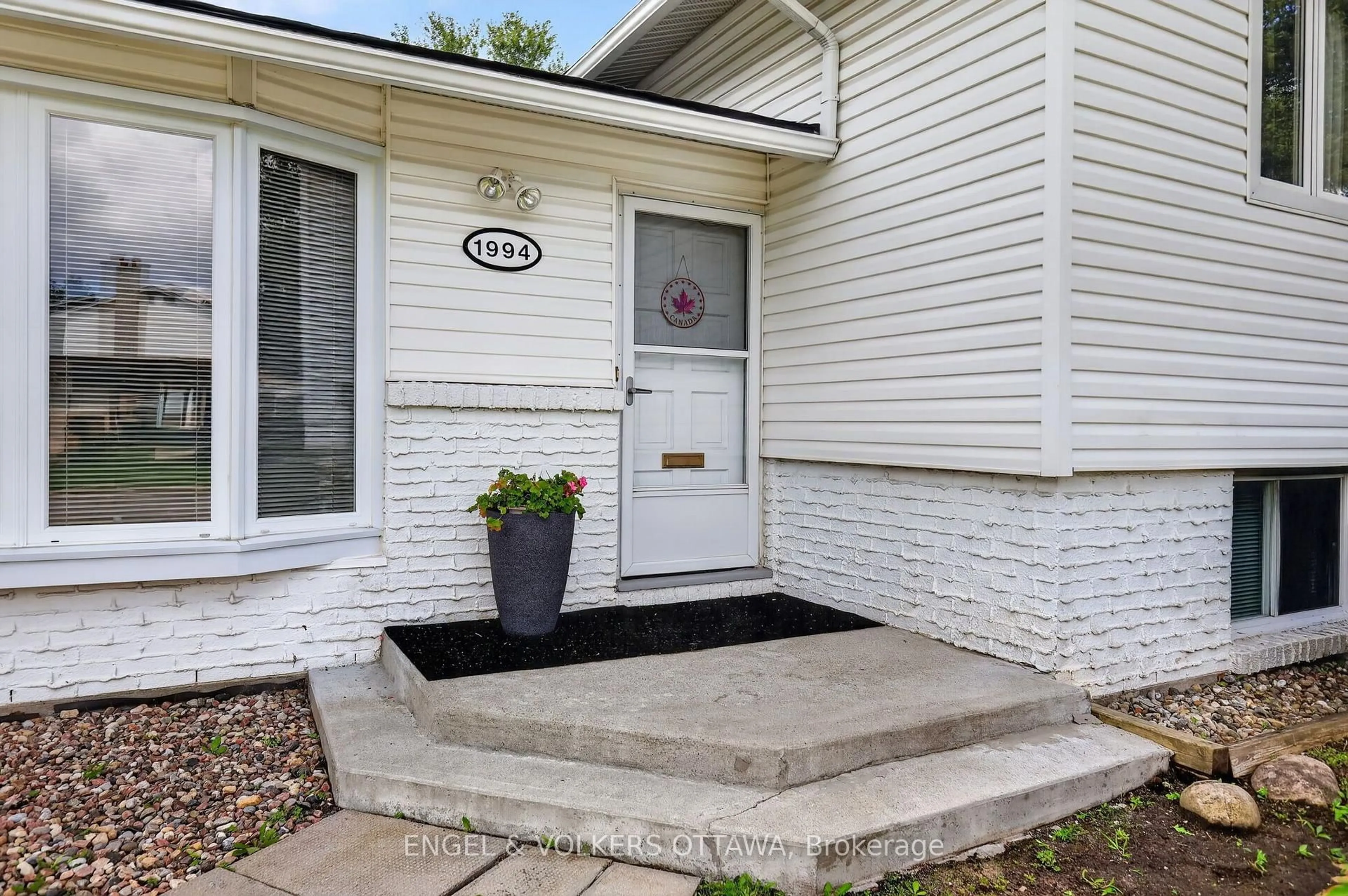 Indoor entryway for 1994 Connecticut Ave, Ottawa Ontario K1H 6Y4