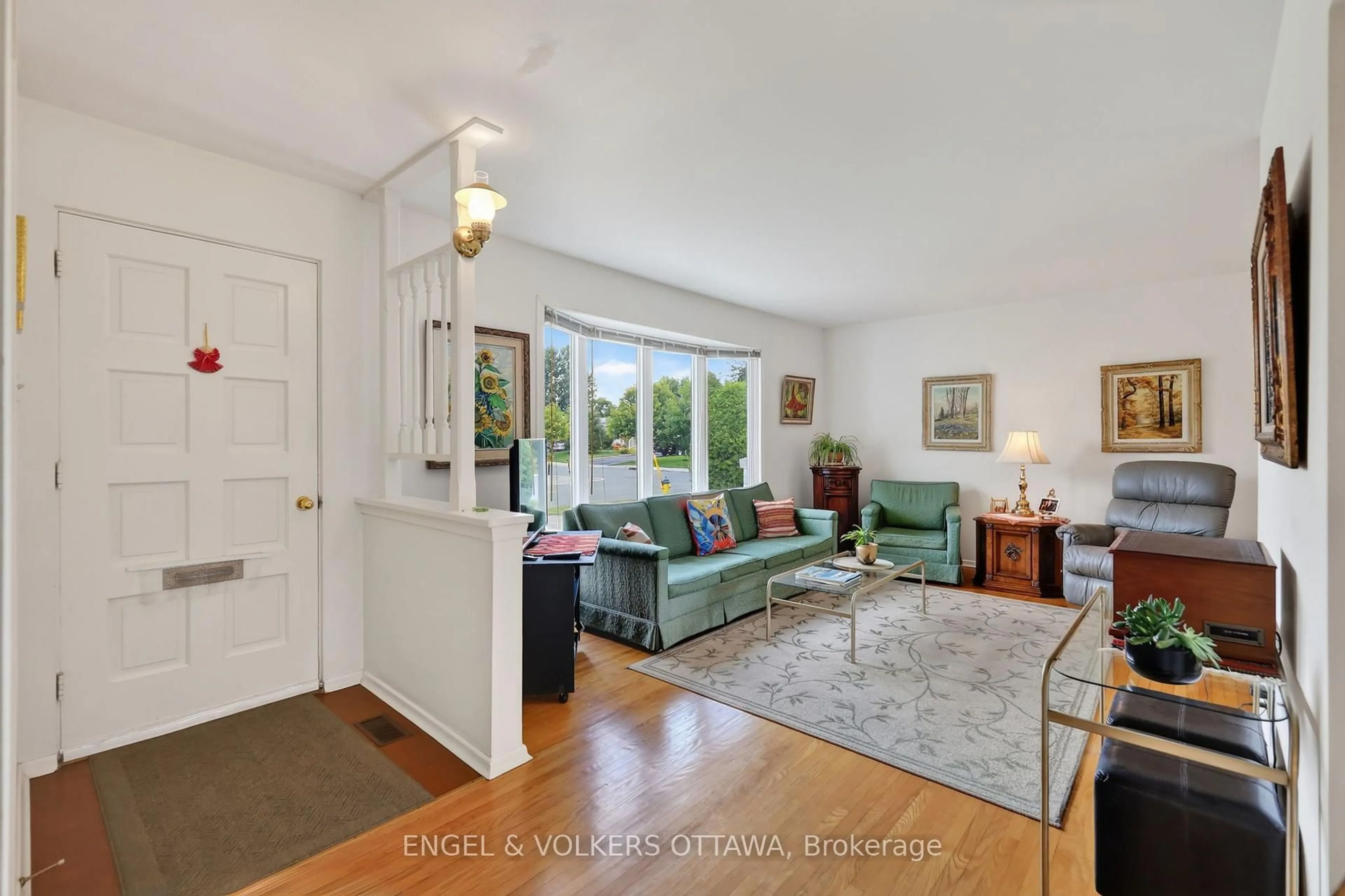 Living room with furniture, unknown for 1994 Connecticut Ave, Ottawa Ontario K1H 6Y4