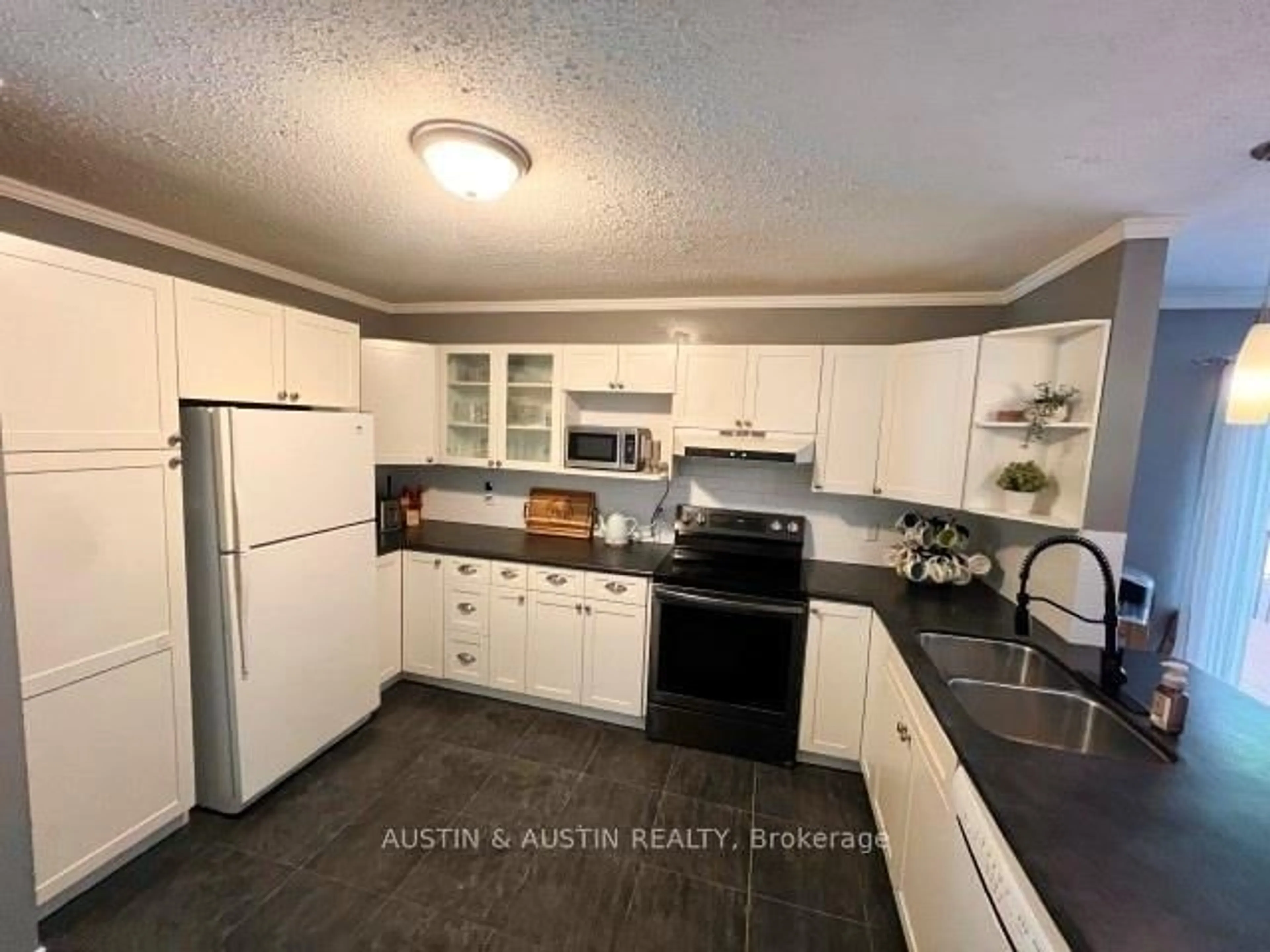 Standard kitchen, unknown for 31 Mario Milanese Pl, Dryden Ontario P8N 3G8