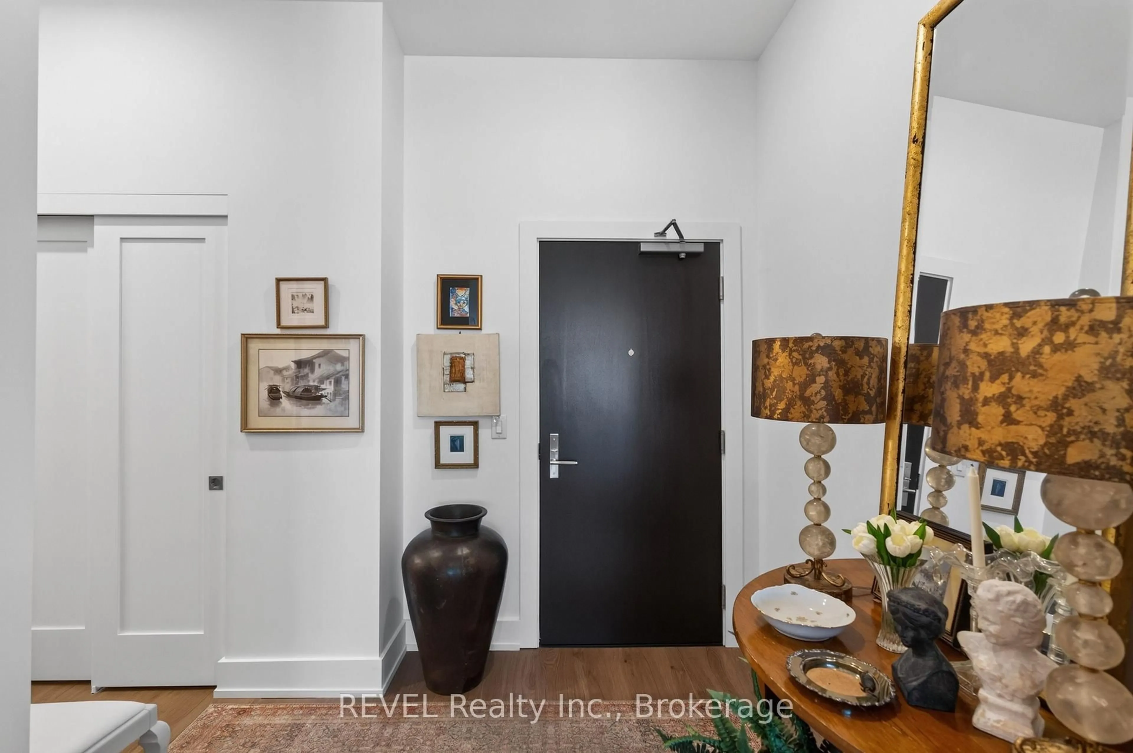 Indoor entryway for 77 Yates St #606, St. Catharines Ontario L2R 5R7