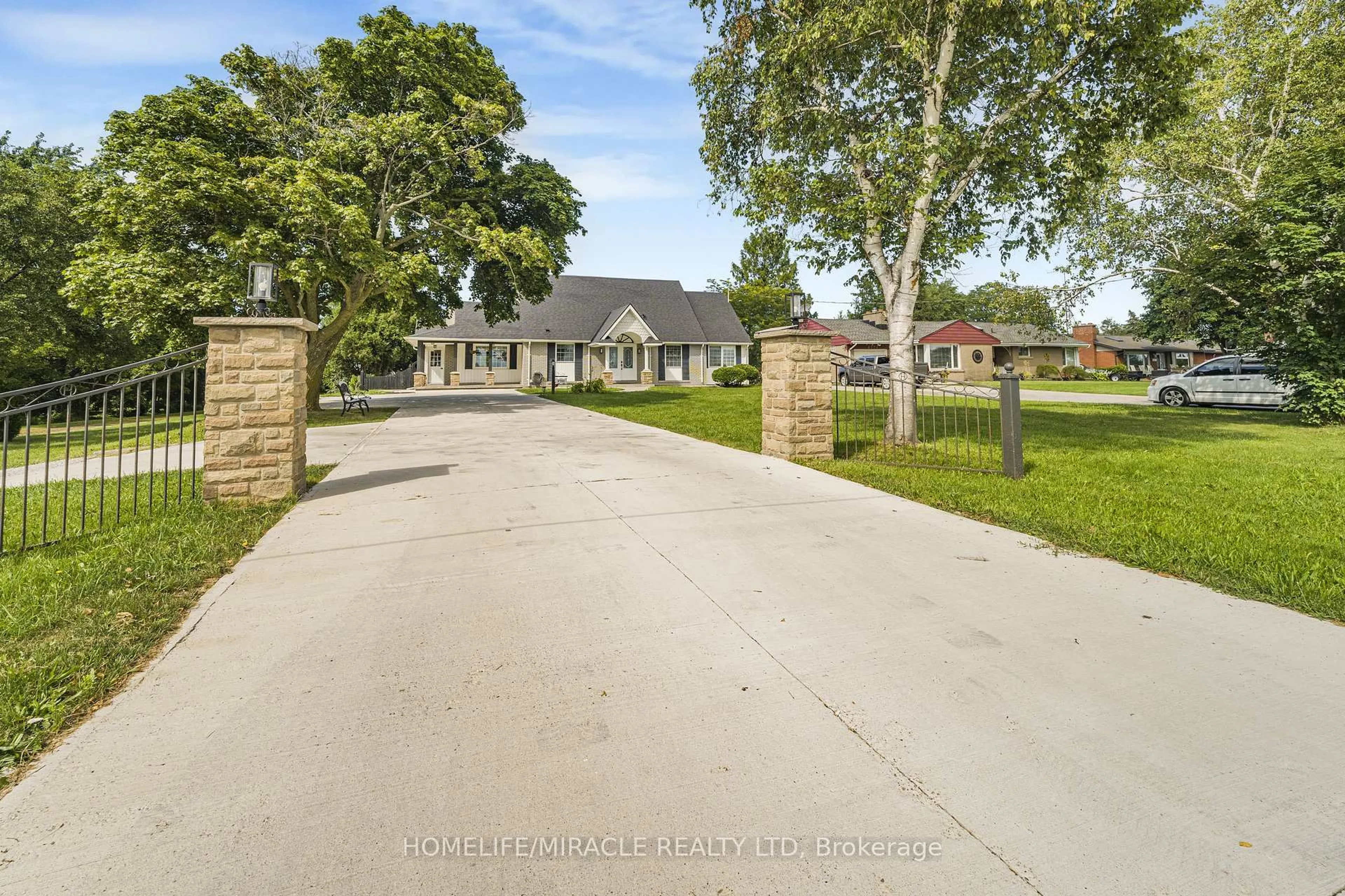 A pic from outside/outdoor area/front of a property/back of a property/a pic from drone, street for 8793 Thorold Stone Rd, Niagara Falls Ontario L2E 6S4