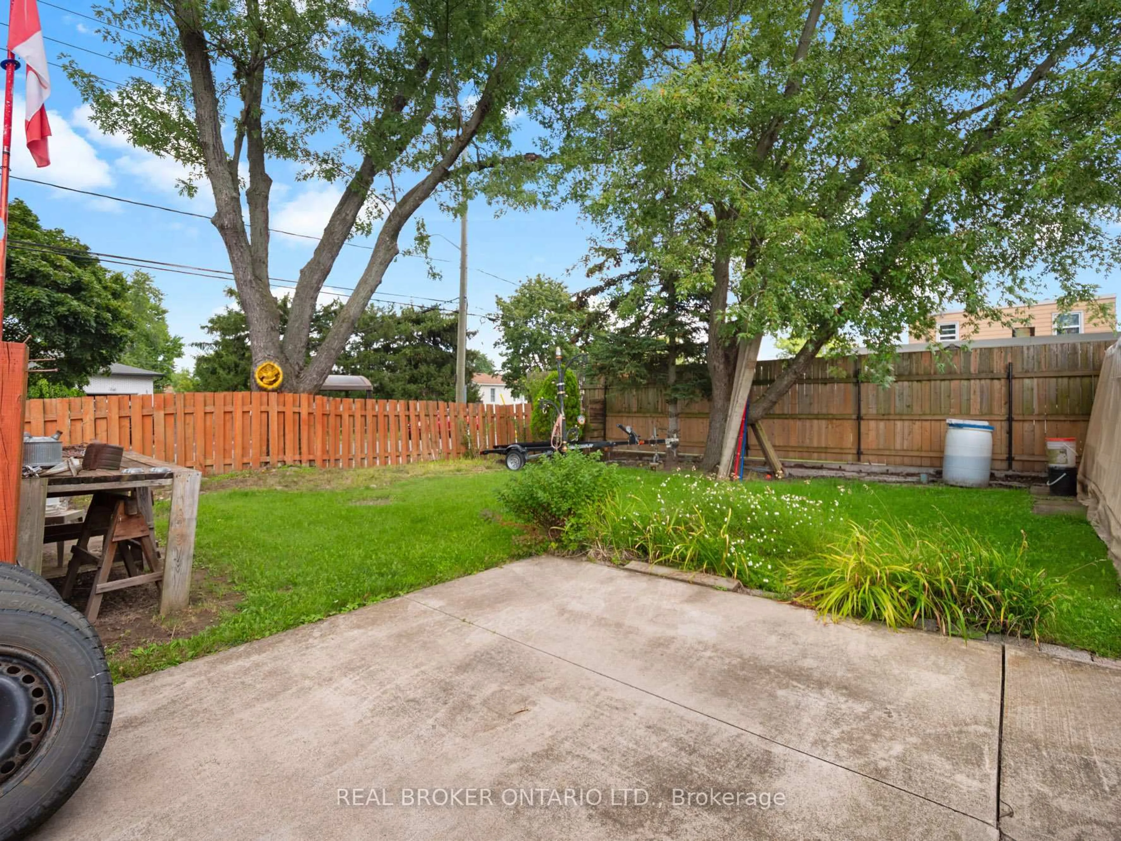 A pic from outside/outdoor area/front of a property/back of a property/a pic from drone, street for 307 Kilgour Ave, Welland Ontario L3C 2R3