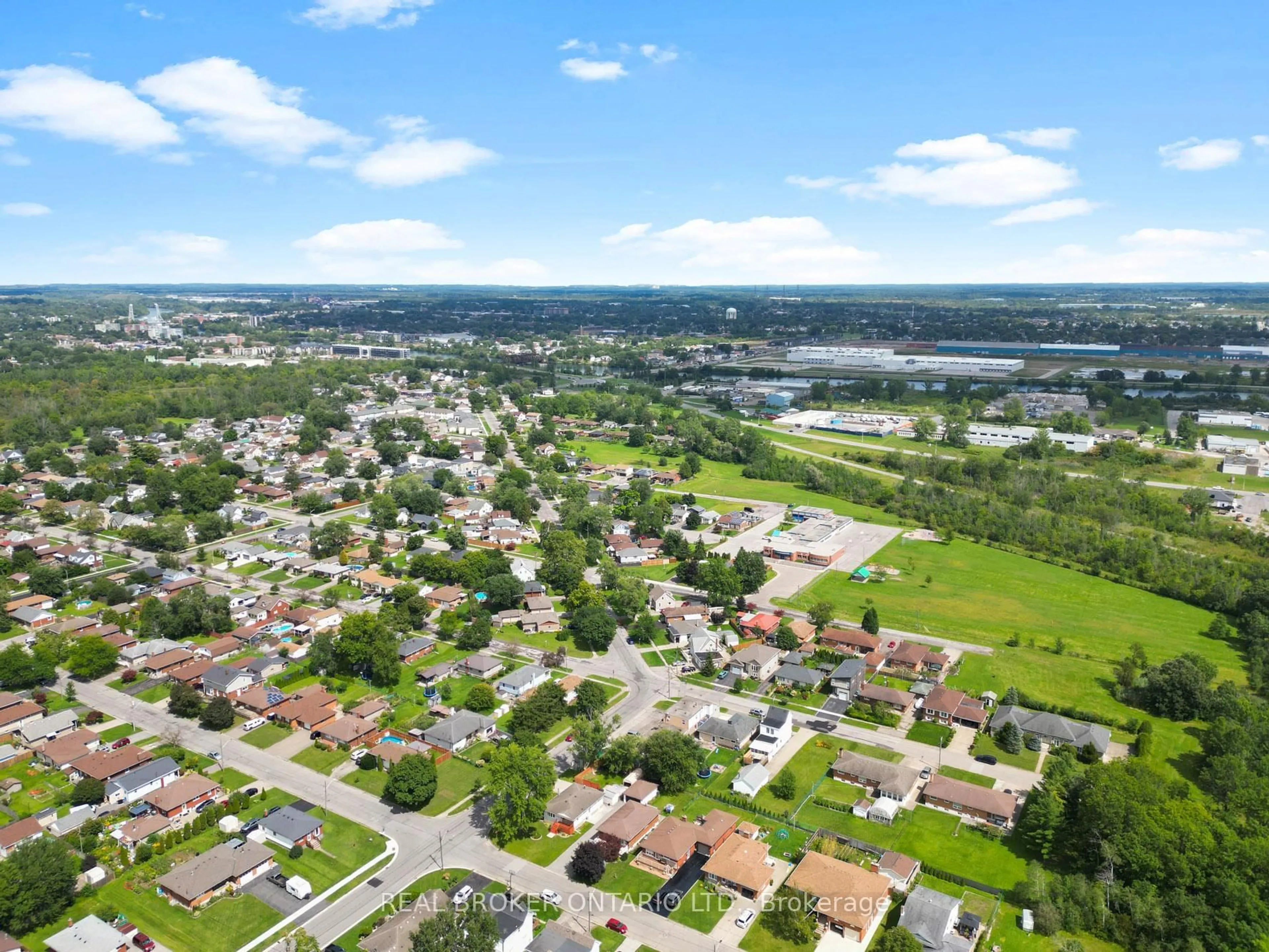 A pic from outside/outdoor area/front of a property/back of a property/a pic from drone, water/lake/river/ocean view for 307 Kilgour Ave, Welland Ontario L3C 2R3