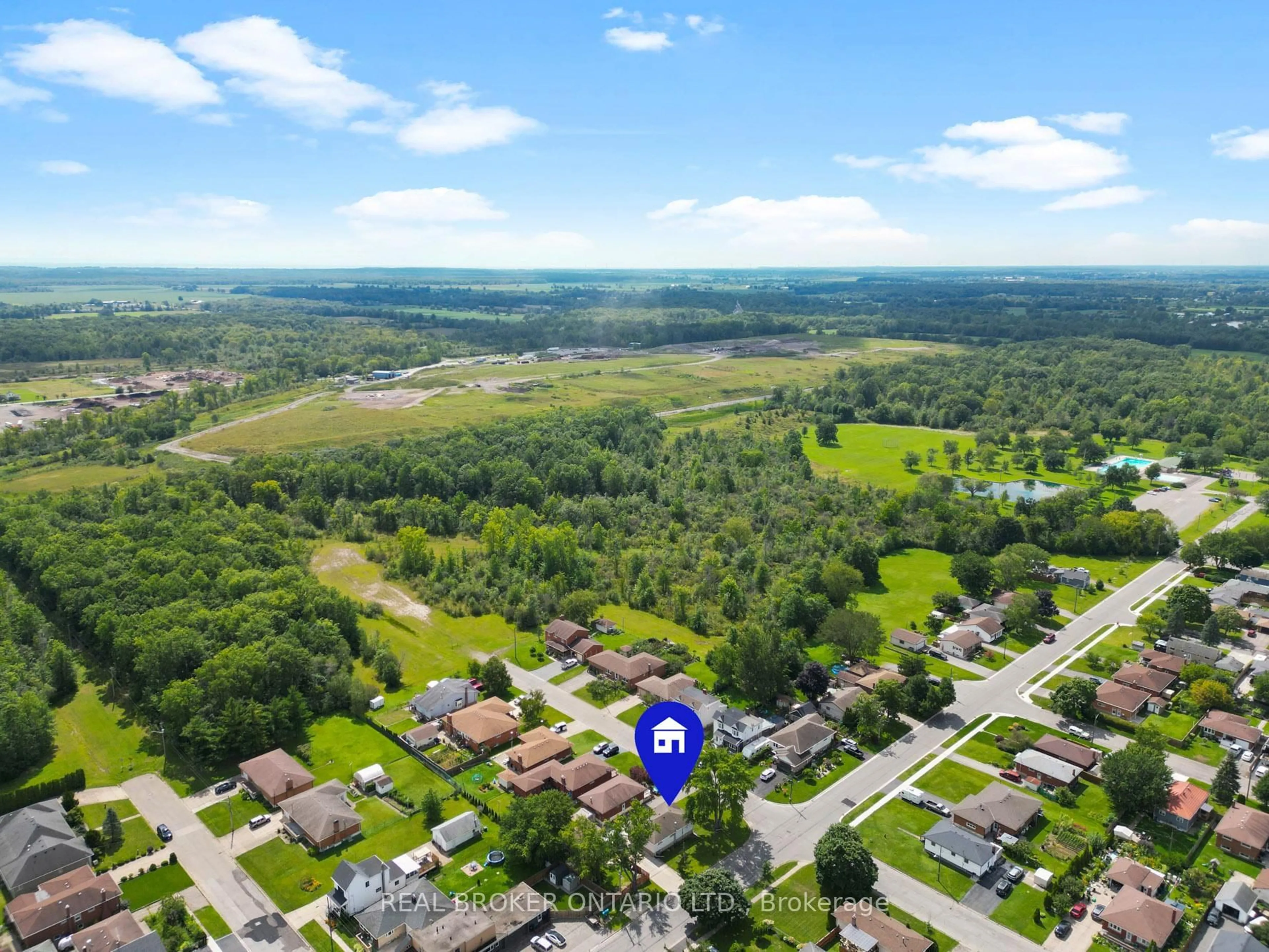 A pic from outside/outdoor area/front of a property/back of a property/a pic from drone, mountain view for 307 Kilgour Ave, Welland Ontario L3C 2R3