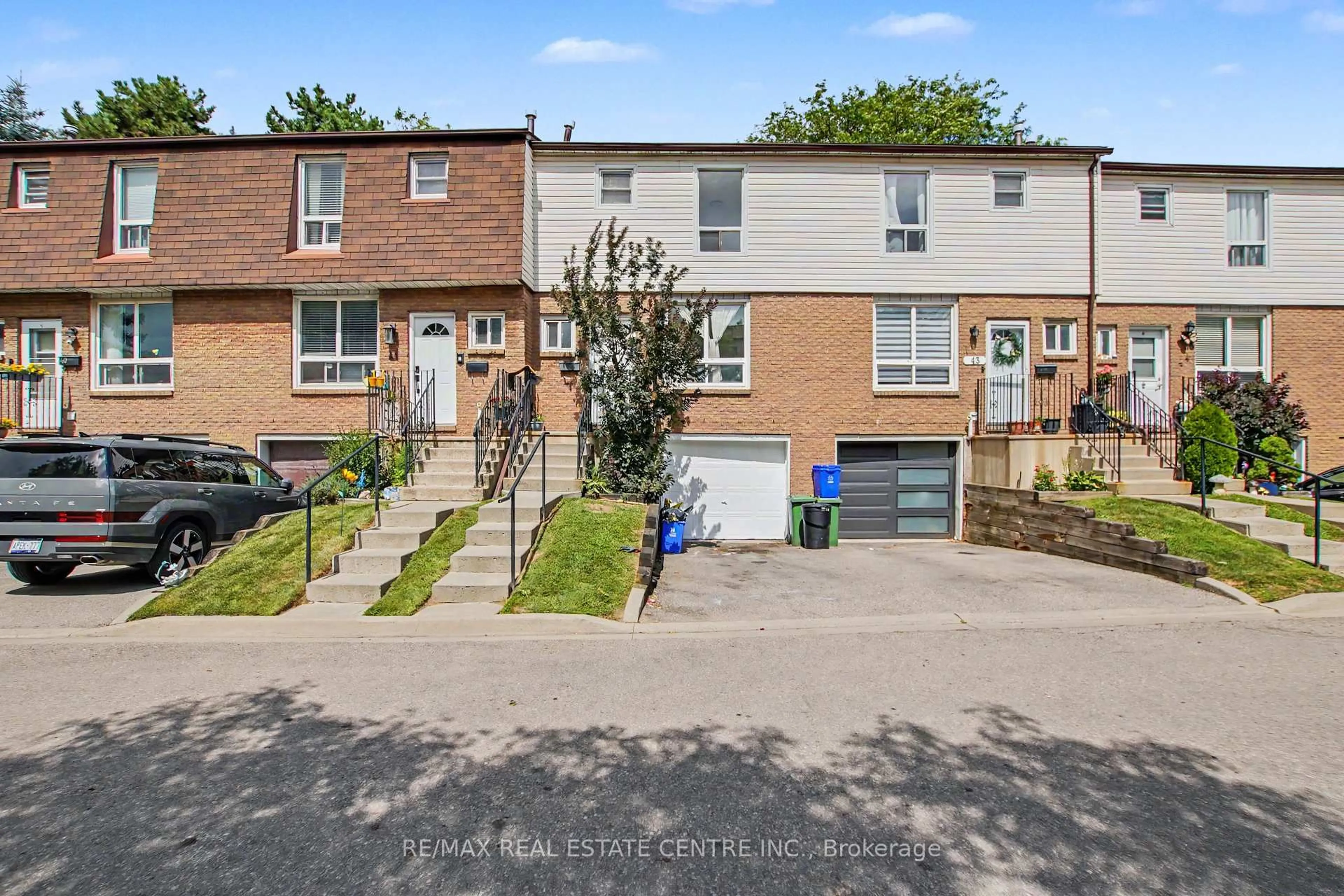 A pic from outside/outdoor area/front of a property/back of a property/a pic from drone, street for 17 Quail Dr #42, Hamilton Ontario L8W 1N1