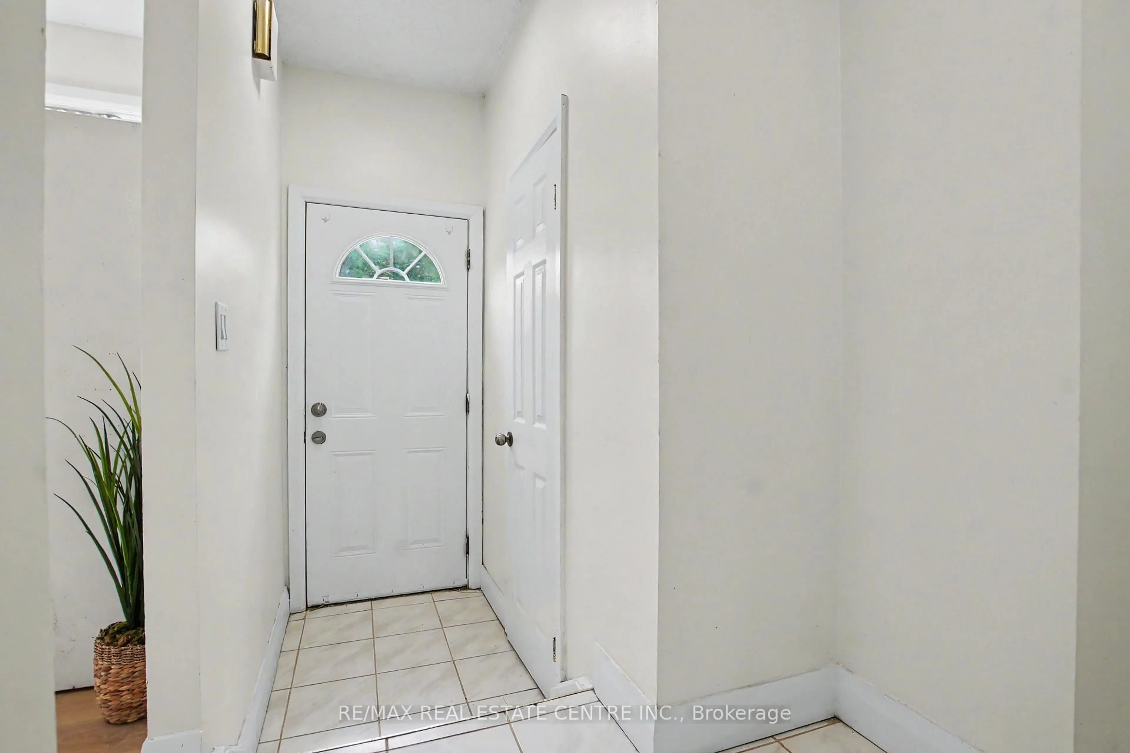 Indoor entryway for 17 Quail Dr #42, Hamilton Ontario L8W 1N1