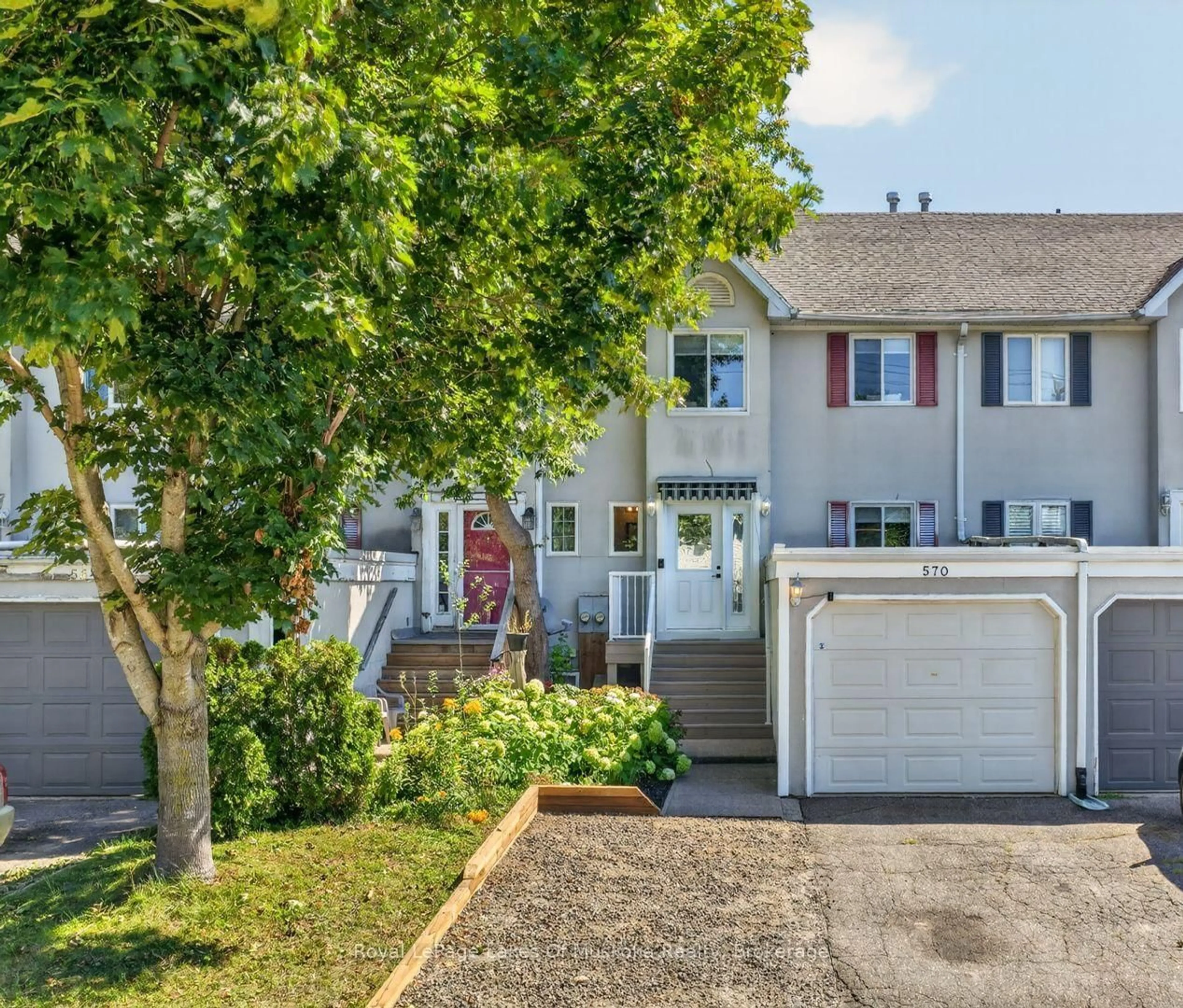Home with vinyl exterior material, street for 570 John St, Gravenhurst Ontario P1P 1J9