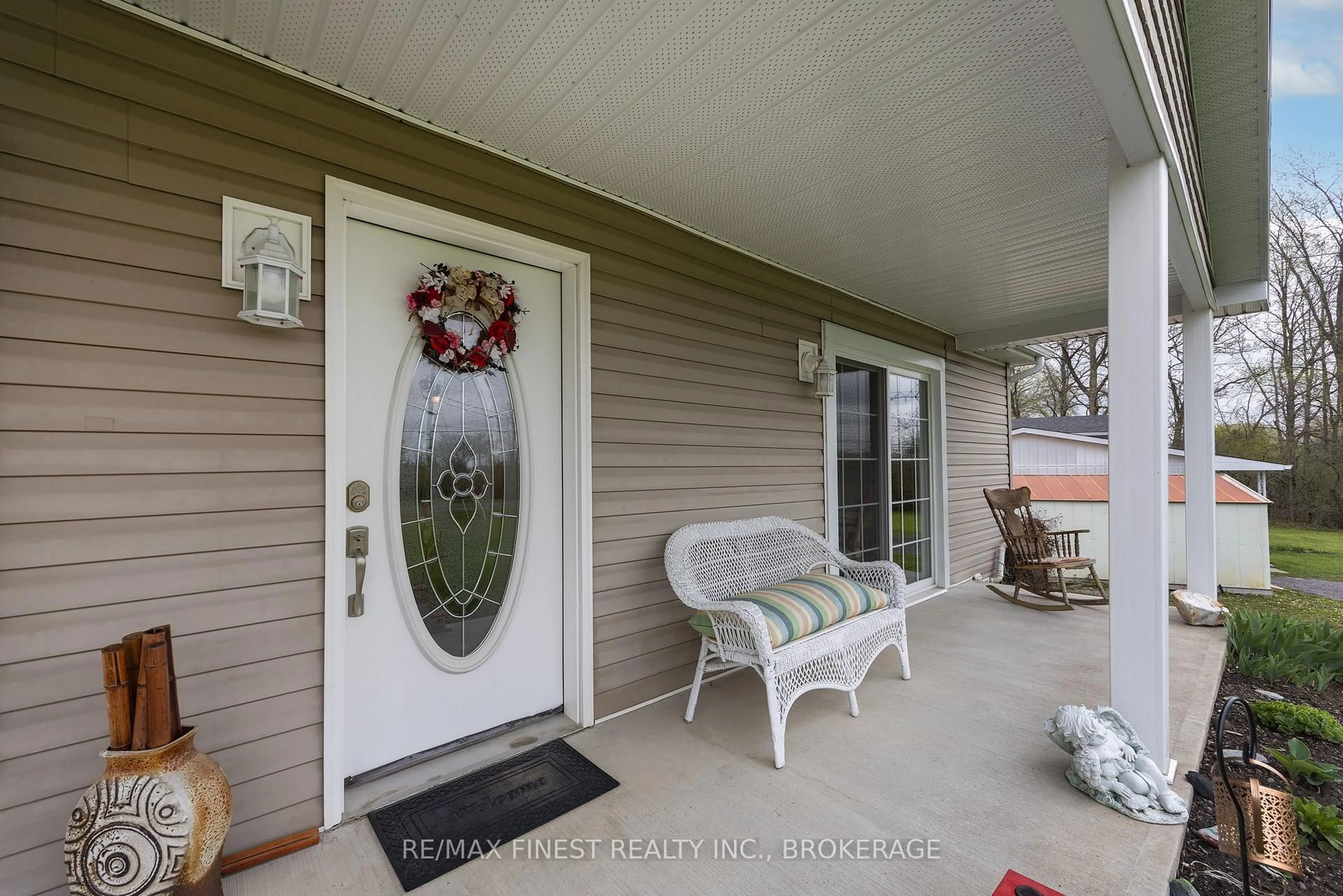 Indoor entryway for 463 Drive In Rd, Greater Napanee Ontario K7R 3L1