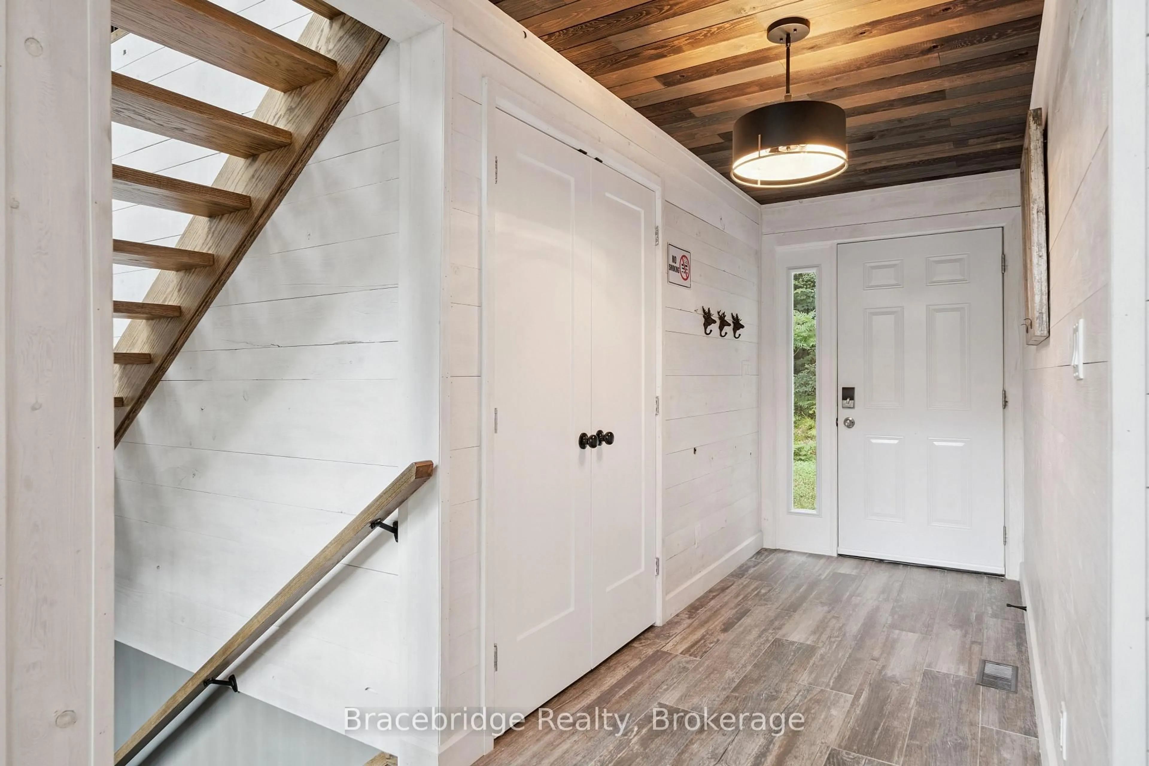 Indoor entryway for 34 Martin Lane, Kearney Ontario P0A 1M0