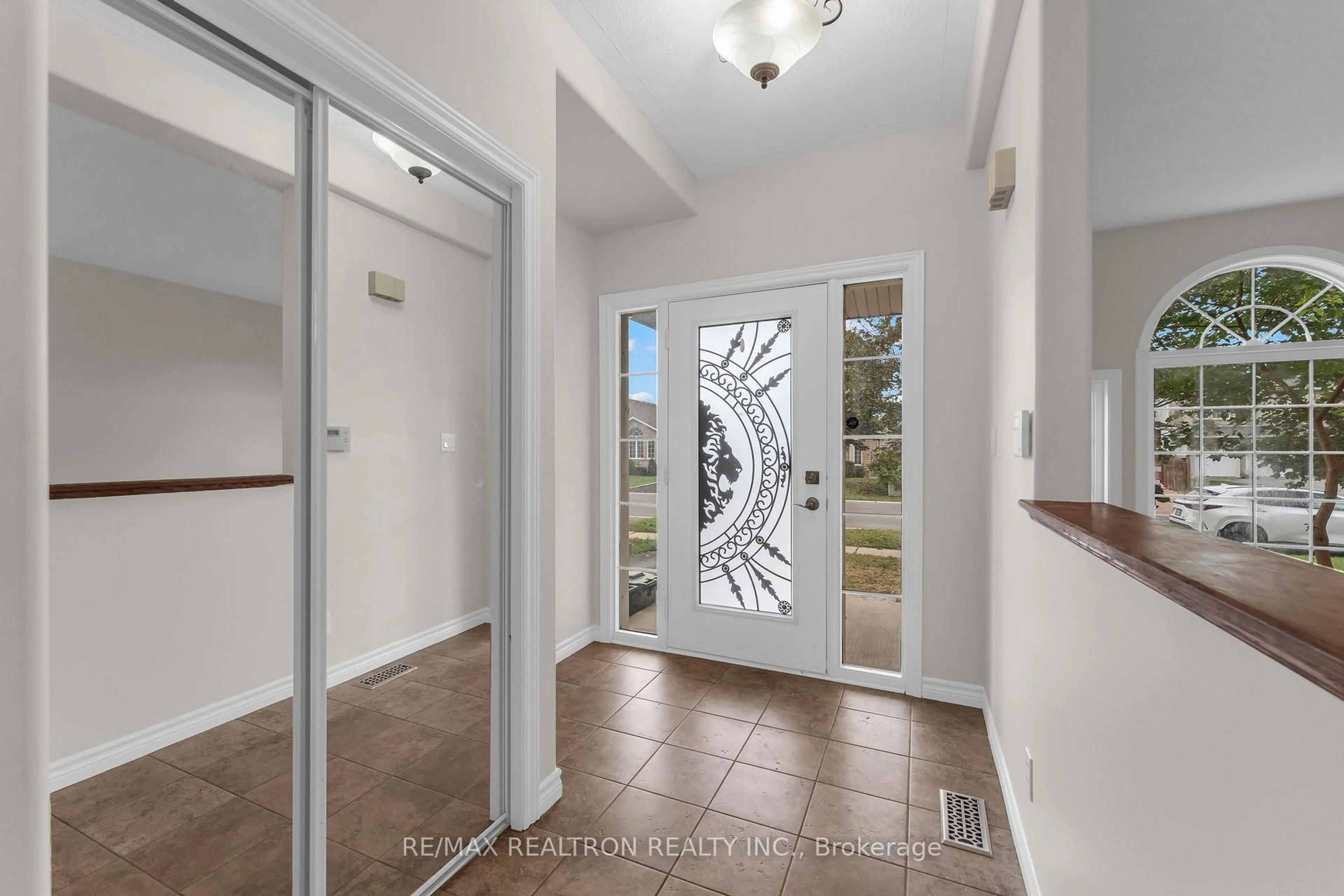 Indoor entryway for 1422 Stoneridge Dr, Kingston Ontario K7M 9H5