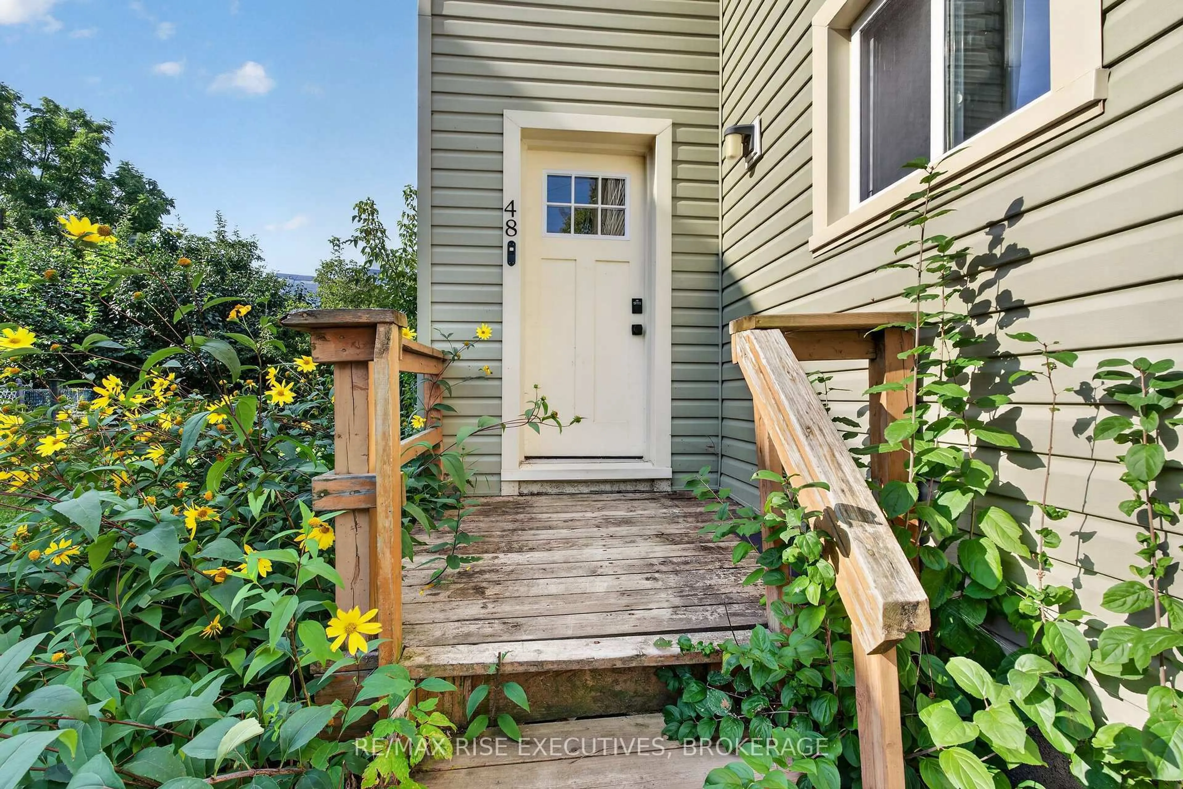 Indoor entryway for 48 Elm St, Kingston Ontario K7K 1M9