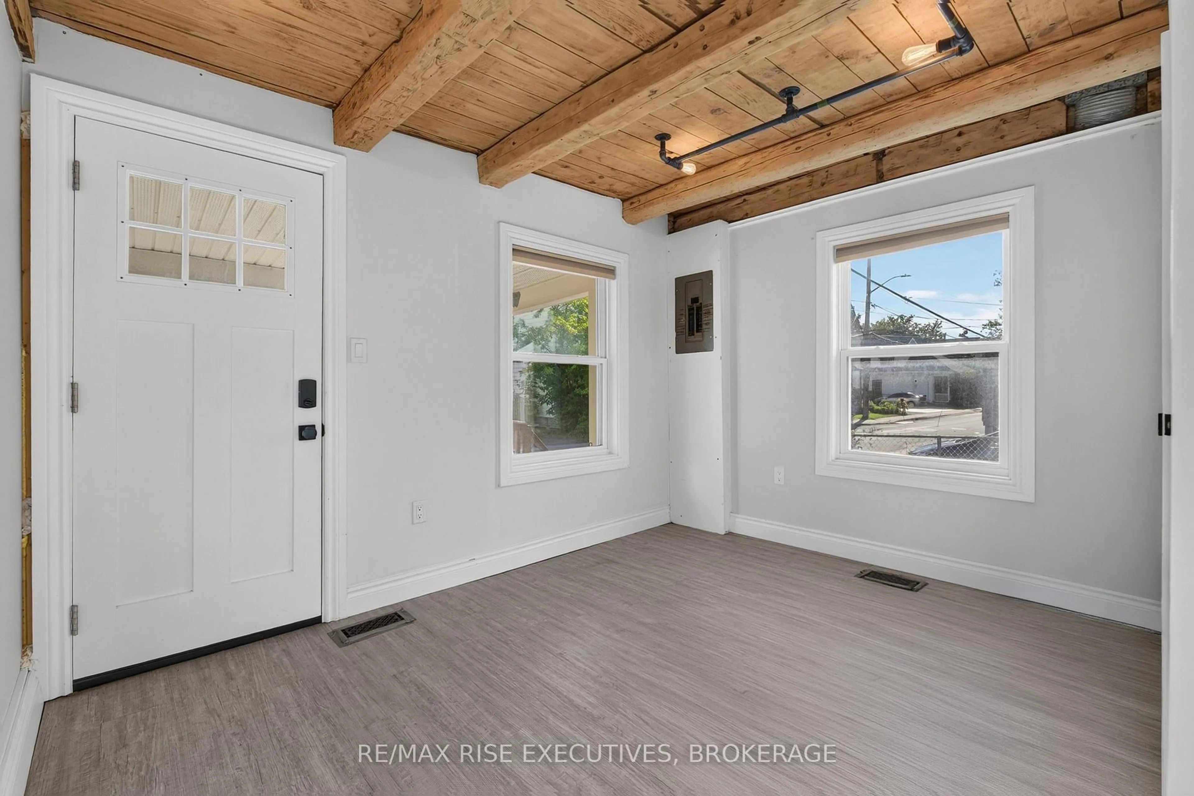 Indoor entryway for 48 Elm St, Kingston Ontario K7K 1M9